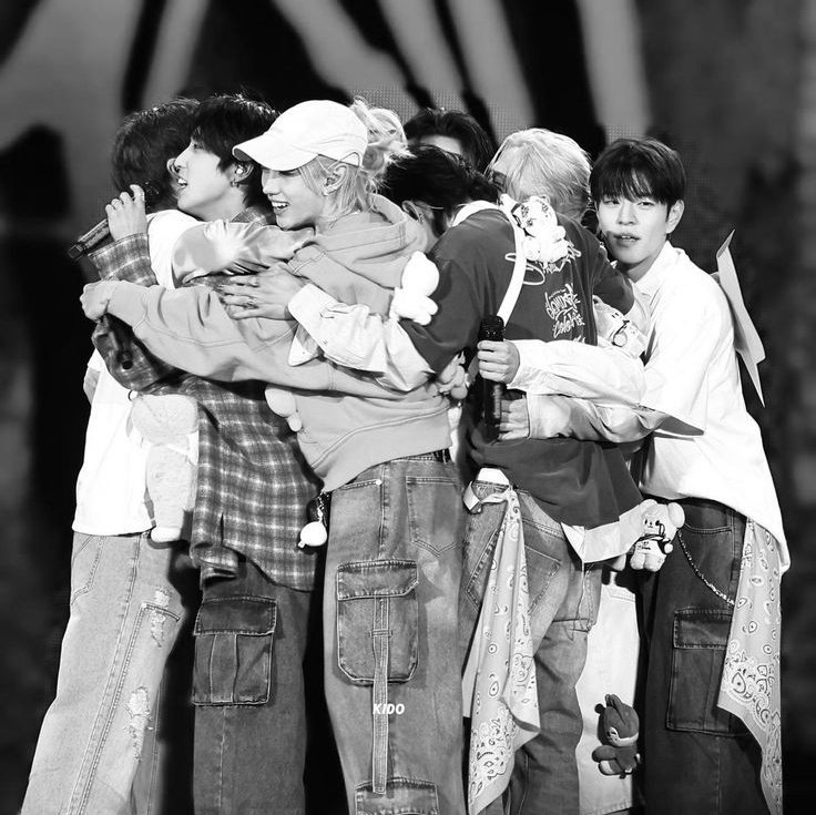 luvslinoring's tweet photo. — hilo terapéutico de frases de stray kids que curan tu corazón.　͙͘͡★

por si necesitabas escucharlas. 🫂 https://t.co/hAm6jLiFln