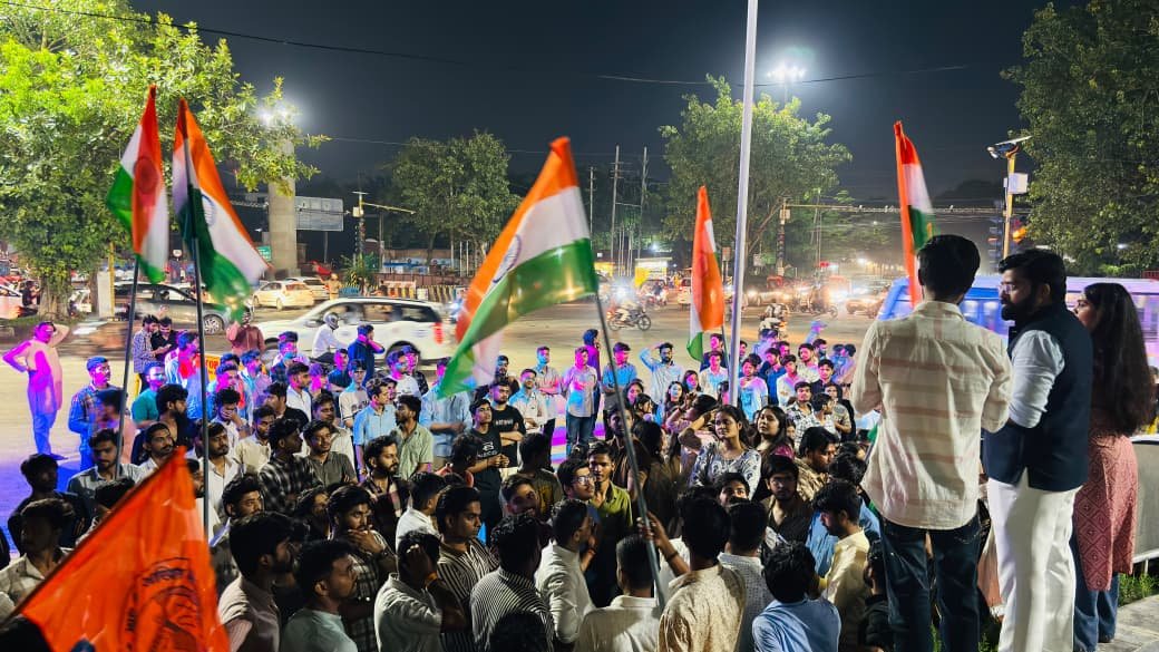 ABVPVoice's tweet photo. अखिल भारतीय विद्यार्थी परिषद, भोपाल महानगर द्वारा कारगिल विजय दिवस के अवसर पर राष्ट्र की रक्षा हेतु अपना सर्वस्व अर्पित करने वाले अमर वीर जवानों के अदम्य साहस, अद्वितीय पराक्रम एवं मातृभूमि के प्रति उनके अटूट समर्पण को नमन करते हुए भावपूर्ण श्रद्धांजलि अर्पित की गई।

इस अवसर पर मशाल यात्रा का आयोजन एवं भारत माता पूजन किया गया। कार्यक्रम में अखिल भारतीय विद्यार्थी परिषद के राष्ट्रीय महामंत्री डॉ. विरेंद्र सिंह सोलंकी मुख्य रूप से उपस्थित रहे।