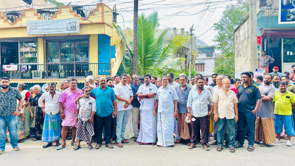 BOOTHALINGAMPI3's tweet photo. பூதப்பாண்டி பேரூராட்சி துவரங்காடு பொதுமக்களின் கோரிக்கையை ஏற்று 100 ஆண்டுகளாக வசித்து வரும் வீடுகளை இடிக்க நடவடிக்கை எடுத்த பொதுப்பணித்துறை மற்றும் வருவாய்த்துறை அதிகாரியுடன் பேச்சுவார்த்தை நடத்தி தற்சமயம் அந்த நடவடிக்கைக்கு கால அவகாசம் கேட்டு பொதுமக்களின் கோரிக்கையை நிறைவேற்றி https://t.co/Jv67lb1wuA