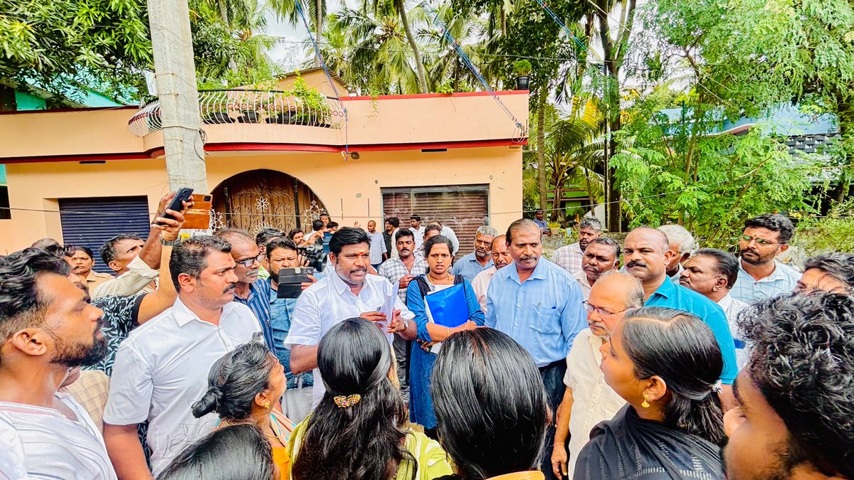 BOOTHALINGAMPI3's tweet photo. பூதப்பாண்டி பேரூராட்சி துவரங்காடு பொதுமக்களின் கோரிக்கையை ஏற்று 100 ஆண்டுகளாக வசித்து வரும் வீடுகளை இடிக்க நடவடிக்கை எடுத்த பொதுப்பணித்துறை மற்றும் வருவாய்த்துறை அதிகாரியுடன் பேச்சுவார்த்தை நடத்தி தற்சமயம் அந்த நடவடிக்கைக்கு கால அவகாசம் கேட்டு பொதுமக்களின் கோரிக்கையை நிறைவேற்றி https://t.co/Jv67lb1wuA