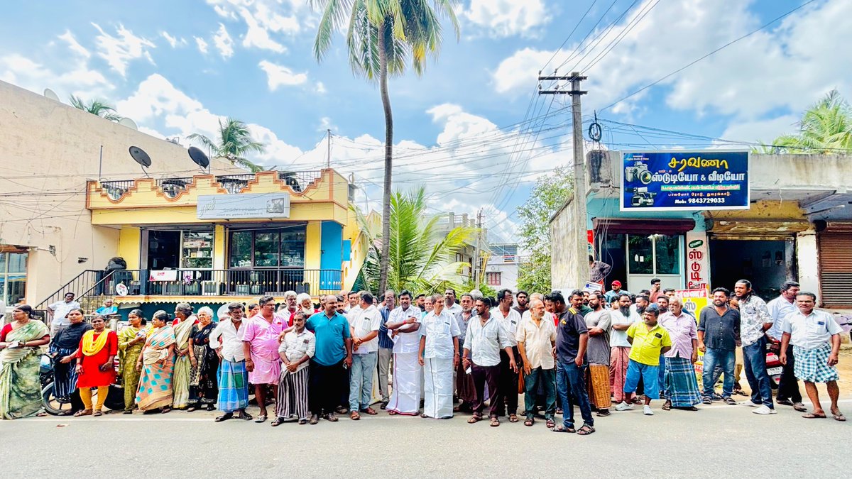 BOOTHALINGAMPI3's tweet photo. பூதப்பாண்டி பேரூராட்சி துவரங்காடு பொதுமக்களின் கோரிக்கையை ஏற்று 100 ஆண்டுகளாக வசித்து வரும் வீடுகளை இடிக்க நடவடிக்கை எடுத்த பொதுப்பணித்துறை மற்றும் வருவாய்த்துறை அதிகாரியுடன் பேச்சுவார்த்தை நடத்தி தற்சமயம் அந்த நடவடிக்கைக்கு கால அவகாசம் கேட்டு பொதுமக்களின் கோரிக்கையை நிறைவேற்றி https://t.co/Jv67lb1wuA