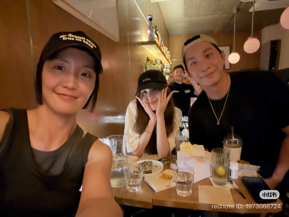 oncetwicebra's tweet photo. #SANA se reúne com equipe do seu  primeiro filme, e diretor da THEBLACKLABEL também aparece.  

Tradução do post:

"Com a mais linda Sana do TWICE do mundo, em Seul. Desejo tudo de melhor a você nesse novo desafio como atriz. O diretor Soonho, da THEBLACKLABEL, também se juntou a nós mais tarde! Foi uma noite adorável, e foi ótimo nos reencontrarmos depois de tanto tempo."

#TWICE #트와이스 @JYPETWICE