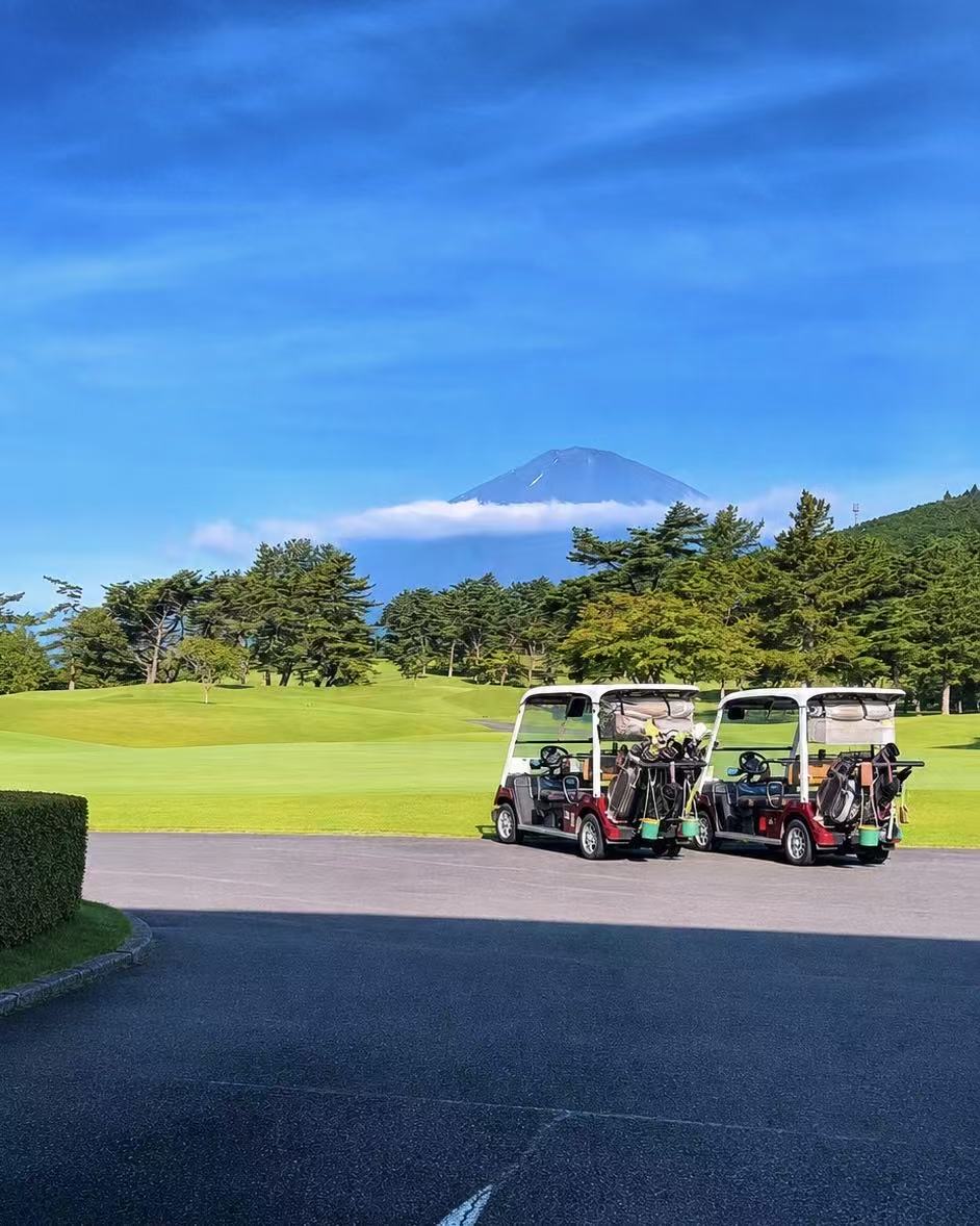 Japump_inc's tweet photo. おはP！☀️

夏季休暇、初めてゴルフに挑戦してきました⛳️🏌️‍♀️✨

素敵な景色を眺めながら体を動かす時間って、最高です！！🤗
思っていたより暑くなくて、風も涼しくて快適でした～🍃

みなさん優しく丁寧に教えてくださって、とっても充実したお休みになりました✨
富士山も綺麗でした～～～～～～～🥹🗻✨

みなさんは最近、何かスポーツをしましたか？🏃‍♀️⚾️🏀
ぜひ教えてください～🫶