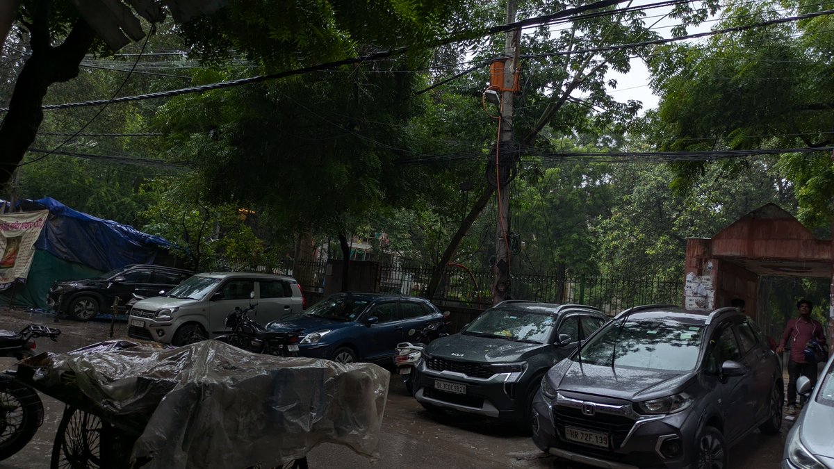MrDodiwan's tweet photo. This monsoon is totally gives crazy vibes 🫠🫠 

#delhi #GodMorning‌Tuesday 
#GoodEnergy https://t.co/EQA4RErsPb