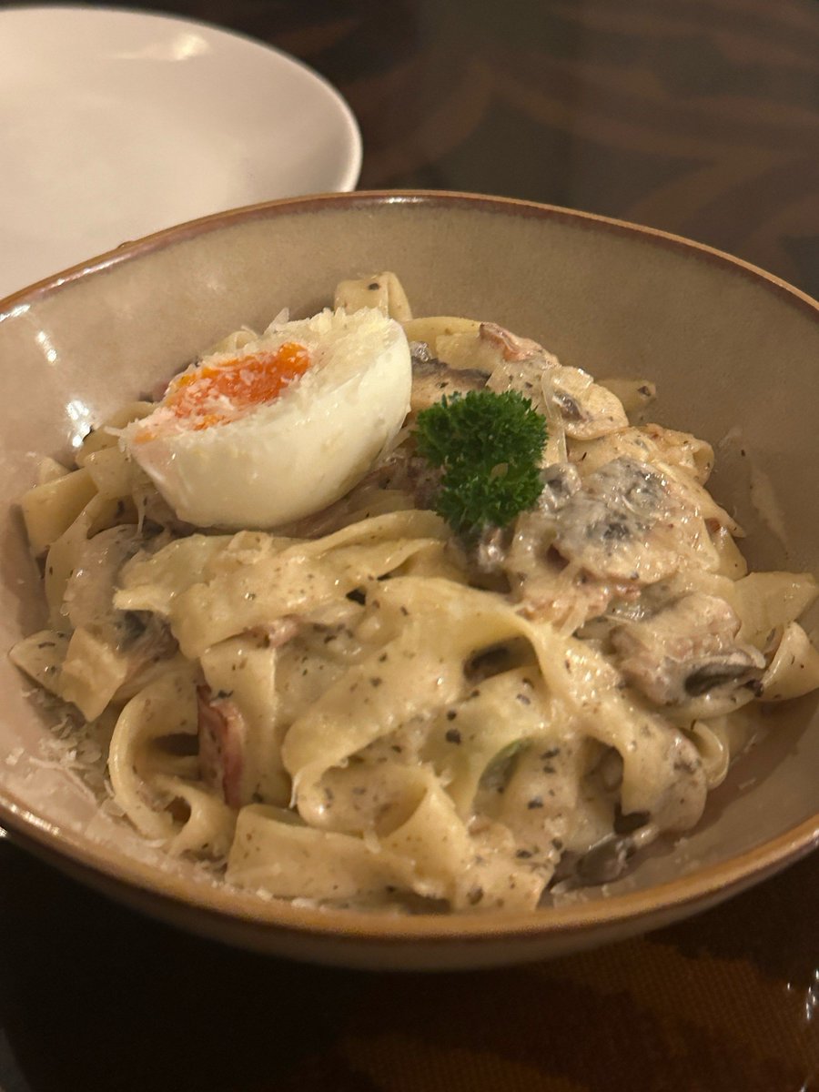 VGAYdl4E0JkUo7I's tweet photo. Just had the most melt-in-mouth truffle risotto at that cozy corner bistro on Main St—creamy, loaded with fresh shavings, and the kind of dish that makes your taste buds do a happy dance  Must-try for any foodie in town! https://t.co/Z7JggtTIo1