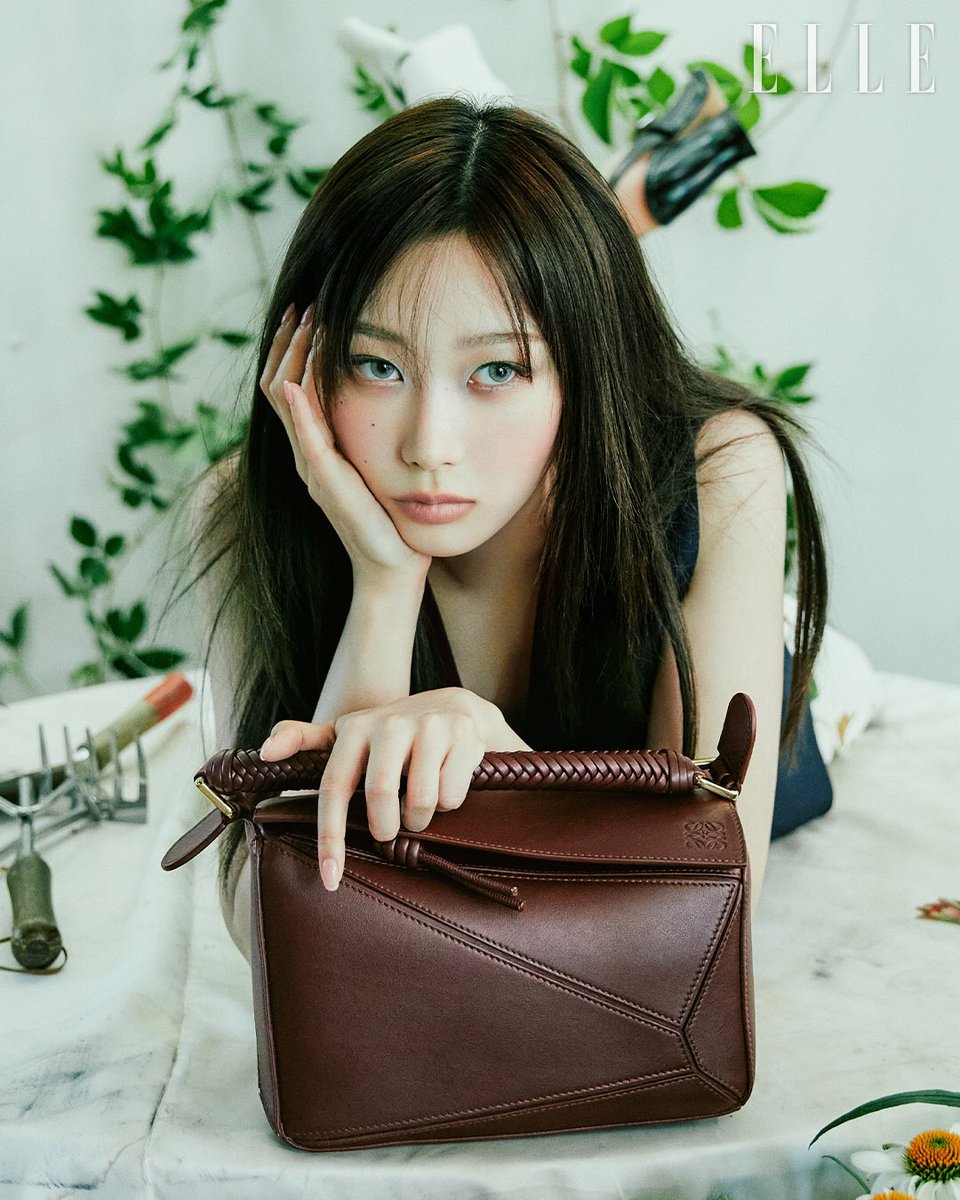 gisellemuseum's tweet photo. 240725 X aespa

GISELLE X LOEWE 🤎

📸 ELLE KOREA

#GISELLE #지젤 #ジゼル
@aespa_official #gisellemuseum https://t.co/QYwF6kDLgb
