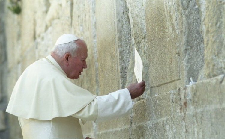 Wxc12vbn's tweet photo. @LeGaulois_ @_Maxime_Leroy_ Vous avez raison, il vaut mieux glorifier Saint Jean Paul II "Le Grand".
En tant que "pape", ça se passe de commentaires.
A part ça, pas de noachisme dans l'église conciliaire. https://t.co/oksAdeO53e