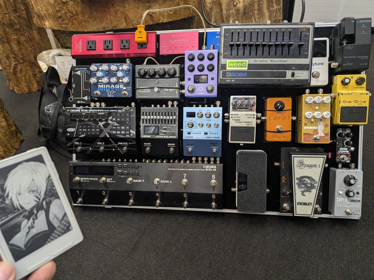 Uemin1959's tweet photo. 配線まだたけど、固定だけ!
12年ぶりに更新する、私のメインエフェクトボード!
斜めにして、耐久テスト中!
あとは、地獄の配線とデバッグ!
#異世界酒場うえみキャッスル #うえみん #VTuber #BOSS #CTC #MXR #BECOS #HOTONE #MORLEY #エフェクトボード https://t.co/XxlKtn4o6k