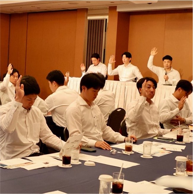 _dontlikeit's tweet photo. おそらく多数決で何かしらの決議をしていて、見る限りほぼ全員が挙手してる中でスンッ…と両手をテーブルに置く太田椋、状況も理由も分からないが同調圧力に屈さないタイプとみた　メロい　てかみんな白シャツ、メロい https://t.co/gwa9n65NST