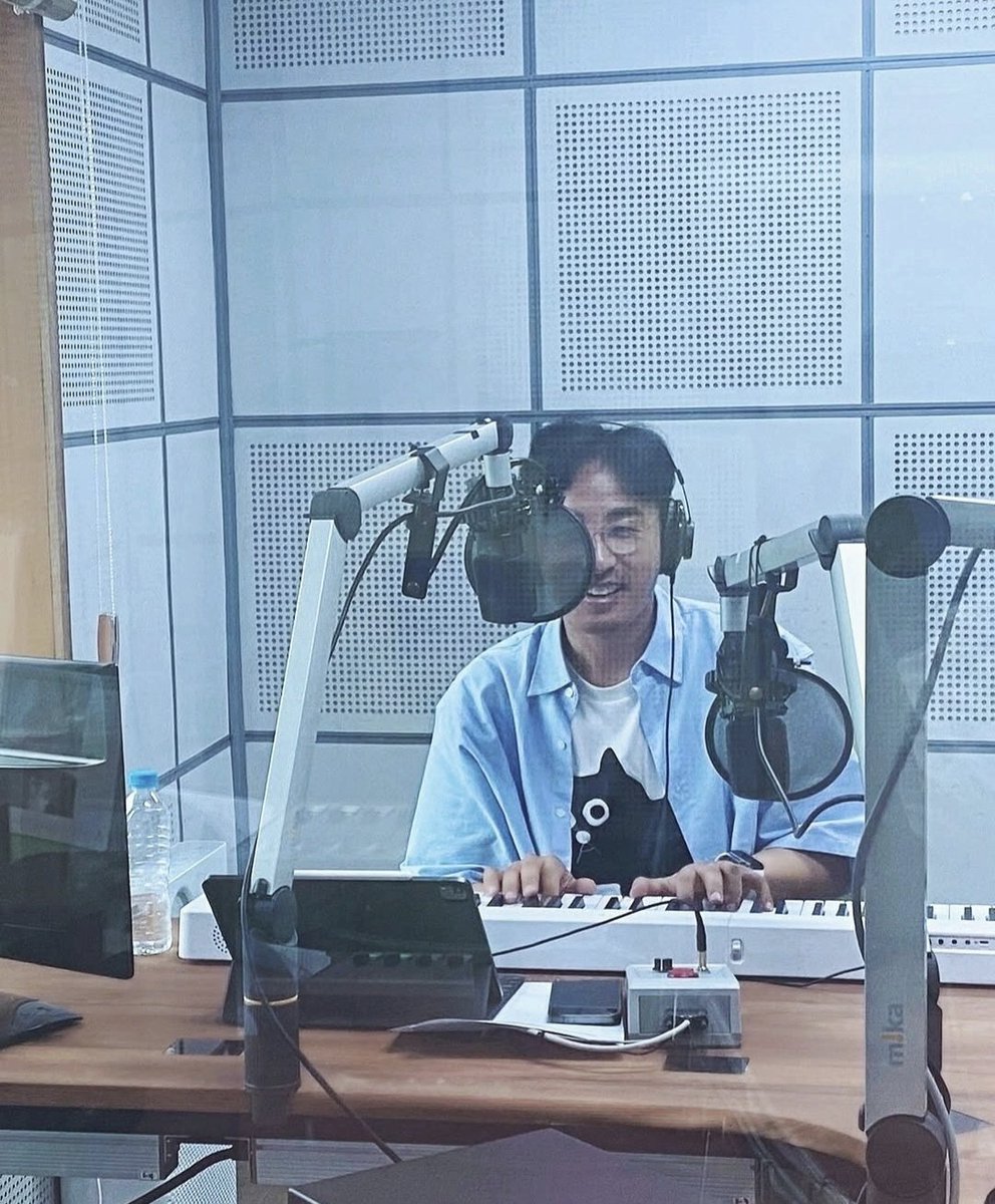 writerYK's tweet photo. 왼쪽 사진이 과거의 어느 날 찍은 건데
지금 보니 굉장히 옛날 같다.
최근의 사진들과 비교해보면 더 그렇네. https://t.co/6eUFDnpLob