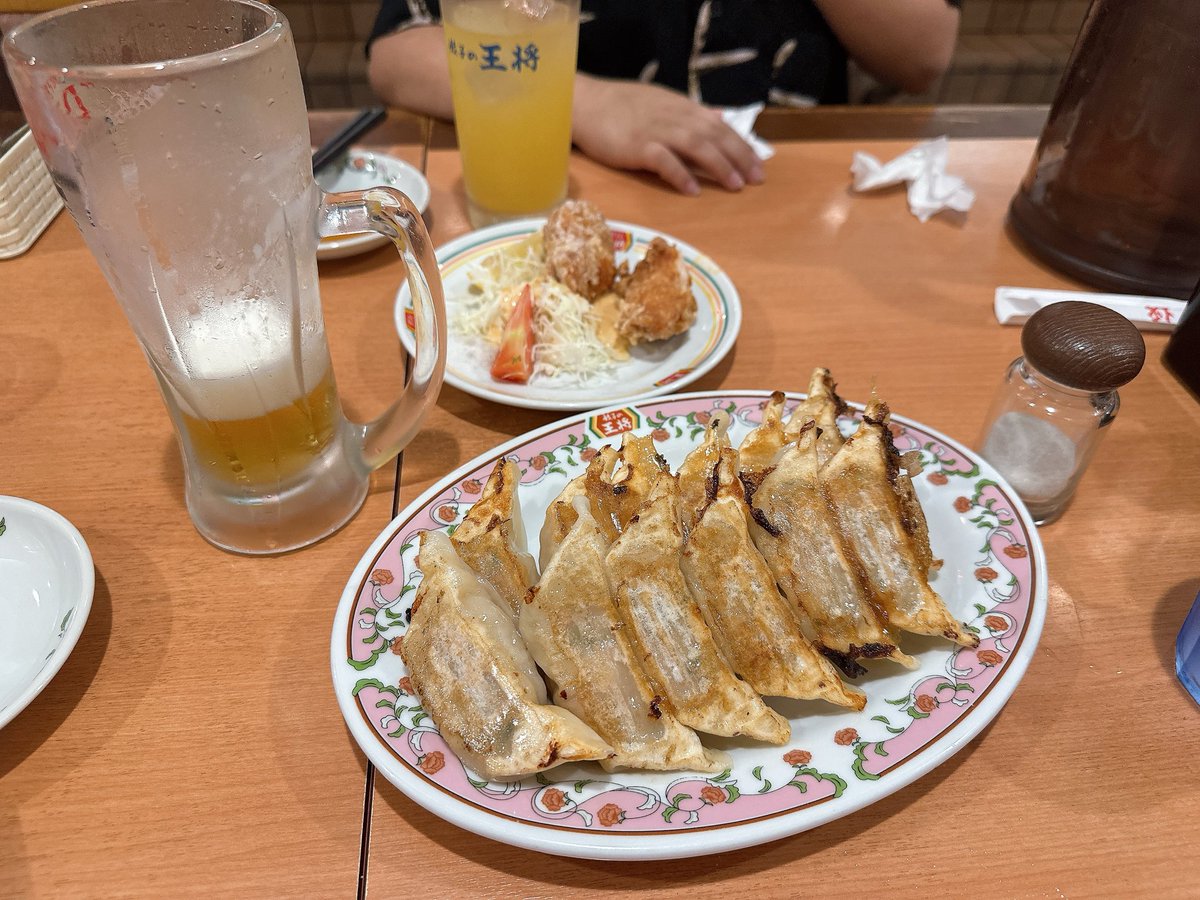 maimacarock's tweet photo. 西宮のSAでしそとしば漬けのラーメン食べて、姫路ついたのになぜか京都王将で餃子ビールしてるwww

ついた瞬間ゲリラ雷雨やから観光は明日にぎゅぎゅっと♡ https://t.co/ybk5uAai5G