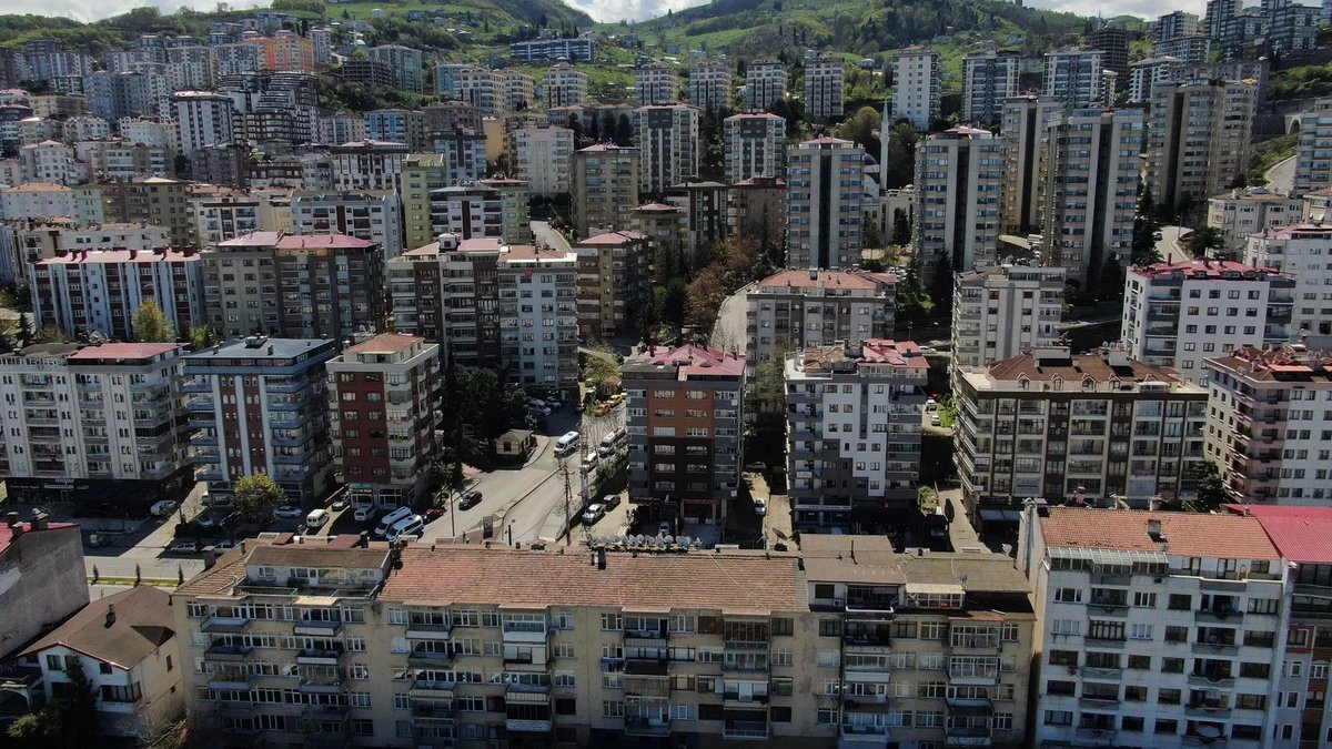 sputnik_TR's tweet photo. 🏠Kiralık evde yeni dönem: Maaş yetmiyor, sosyal medya hesabı da inceleniyor

📋 Kiralık konut piyasasında artan talep ve yetersiz arz, ev sahiplerinin kiracı seçme kriterlerini değiştirdi.

 📑 Sektör temsilcilerine göre bazı mülk sahipleri; SGK hizmet dökümü, maaş bordrosu, banka hesap hareketleri, Findeks kredi notu, kredi kartı limit bilgisi, eski ev sahibi referansı ve hatta 📱 sosyal medya hesaplarını inceleyerek karar veriyor.

📌 Gayrimenkul uzmanı Murat Gözüpek, artan kira uyuşmazlıkları ve uzayan tahliye davalarının, ev sahiplerinde güven sorununu artırdığını belirtti.