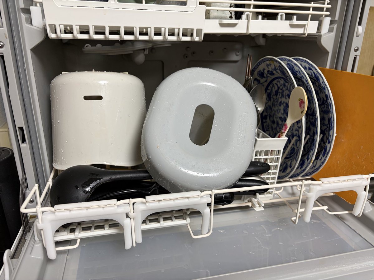 namagomi_lab's tweet photo. ルーフェンのバスケットが食洗機で洗えるということで、パリパリキューのバスケットも食洗機で洗ってみました🚿
容器は壊れることなく、油っぽい汚れもしっかり落ちました☺️
食洗機に入れる前に、水に浸けてカピカピ汚れだけ浮かせておくことがコツです👍✨ https://t.co/mCfJVoRfZl