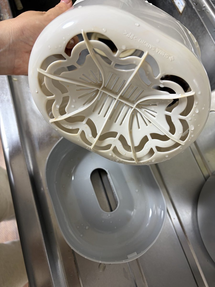 namagomi_lab's tweet photo. ルーフェンのバスケットが食洗機で洗えるということで、パリパリキューのバスケットも食洗機で洗ってみました🚿
容器は壊れることなく、油っぽい汚れもしっかり落ちました☺️
食洗機に入れる前に、水に浸けてカピカピ汚れだけ浮かせておくことがコツです👍✨ https://t.co/mCfJVoRfZl