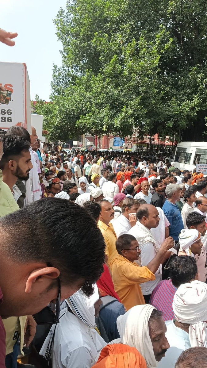Rajnathsinl8r's tweet photo. @ZEEUPUK आज 28 जुलाई कोटेदारों का हड़ताल जारी है विधानसभा मार्ग लखनऊ भरी संख्या में कोटेदार पहुंच चुके है @myogiadityanath @myogioffice @Manojpandeyweb @ZEEUPUK #kotedar #mandey #labhanshcommisan कोटेदारों का कहना है कि वो माह अगस्त का राशन वितरण नहीं करेंगे जि https://t.co/I6ZAYotzHi
