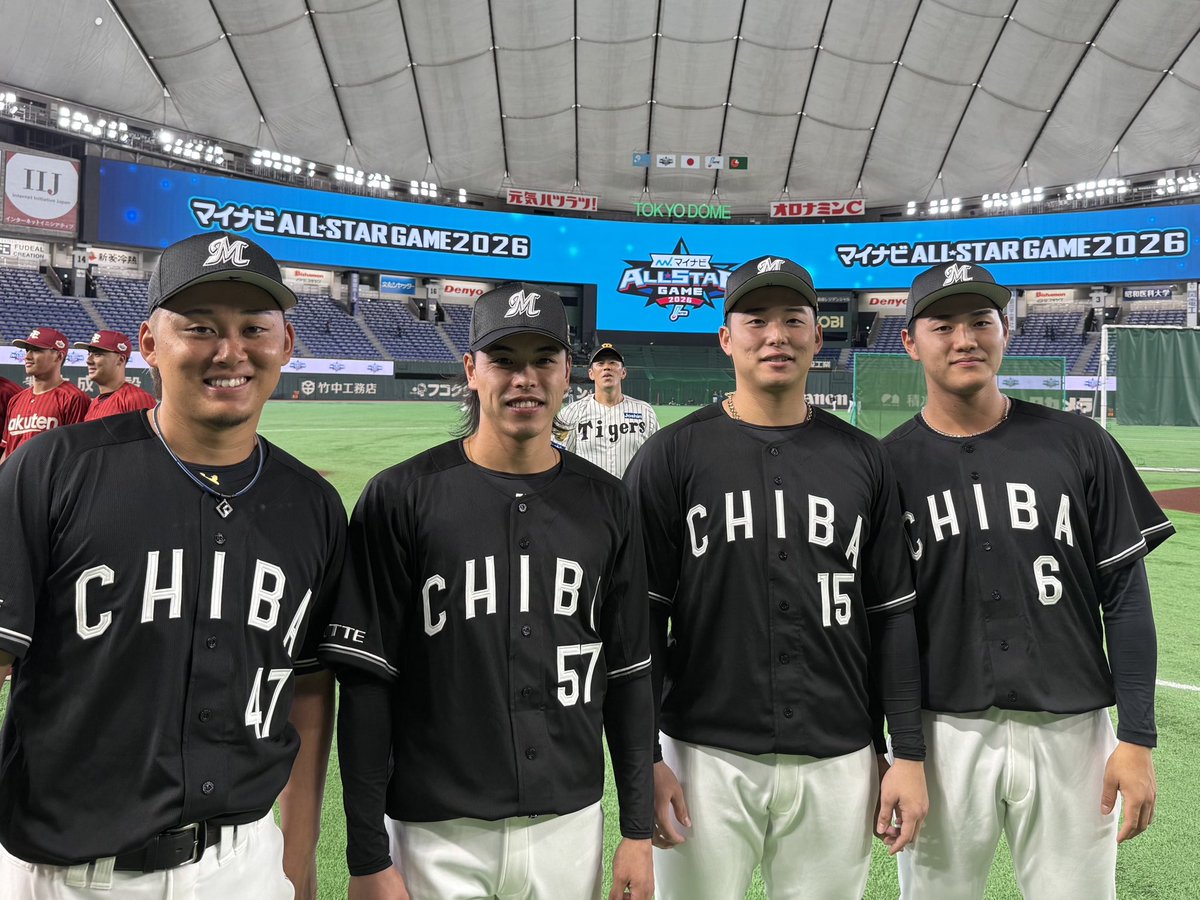 chibalotte_pr's tweet photo. マリーンズの4人で集合写真！
あれ……？後ろにいるのは……！
#chibalotte #広報
#鈴木昭汰 #小川龍成 #横山陸人 #西川史礁 https://t.co/YKHEirbonj