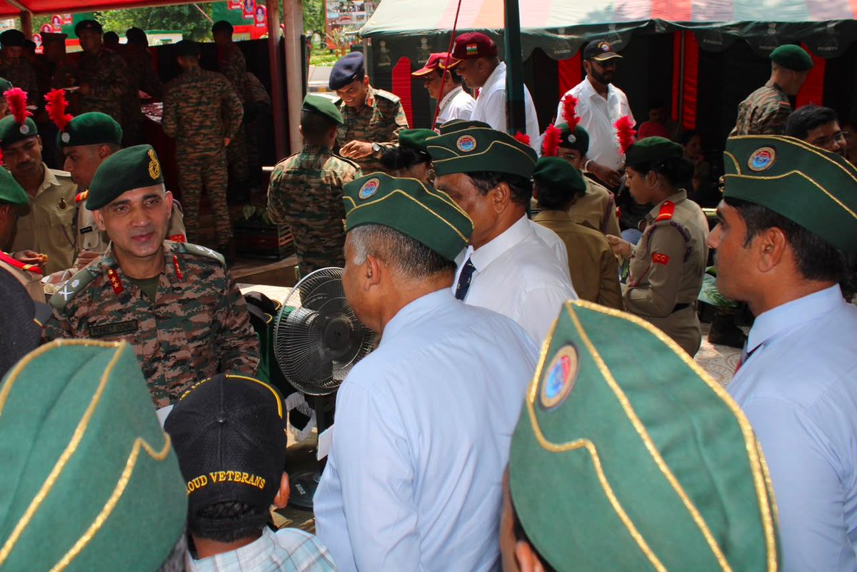 easterncomd's tweet photo. Under the aegis of #BrahmastraCorps, an #ESM Outreach Programme was organised at #Shahjahanpur, bringing together Ex-Servicemen, #VeerNaris, #NCC Cadets and Civil Administration officials.
Senior Military Officer addressed the gathering, expressing heartfelt gratitude for the exemplary service, unwavering dedication and supreme sacrifices made by Ex-Servicemen and their families in service of the Nation.
The programme reaffirmed the #IndianArmy enduring commitment to the welfare of its veterans and to preserving the legacy of those who have served the Nation with honour.
#BrahmastraCorps के तत्वावधान में #Shahjahanpur में #ESM Outreach Programme का आयोजन किया गया, जिसमें पूर्व सैनिकों, वीर नारियों, एनसीसी कैडेटों तथा नागरिक प्रशासन के अधिकारियों ने भाग लिया।
वरिष्ठ सैन्य अधिकारी ने उपस्थित पूर्व सैनिकों एवं वीर नारियों को संबोधित करते हुए राष्ट्र सेवा में उनके उत्कृष्ट योगदान, अटूट समर्पण और उनके परिवारों के सर्वोच्च बलिदान के प्रति हार्दिक आभार व्यक्त किया।
यह कार्यक्रम पूर्व सैनिकों के कल्याण तथा राष्ट्र की सम्मानपूर्ण सेवा करने वाले वीरों की गौरवशाली विरासत को सहेजने के प्रति #भारतीय_सेना की अटूट प्रतिबद्धता का प्रतीक है।
#भारतीय_सेना
#पूर्वी_कमान
#IndianArmy
#EasternCommand
#BrahmastraCorps
#WeCare
#ESM
@adgpi
@SpokespersonMoD
@HQ_IDS_India
@indiannavy
@IAF_MCC
@official_dgar
@ProDefKolkata
@IndiaCoastGuard
@HQ_DG_NCC
@jhar_governor
@lokbhavan_wb
@DIAV20
Facebook - https://t.co/JkyKiboAHe
Instagram - https://t.co/XPsSTMEZEj