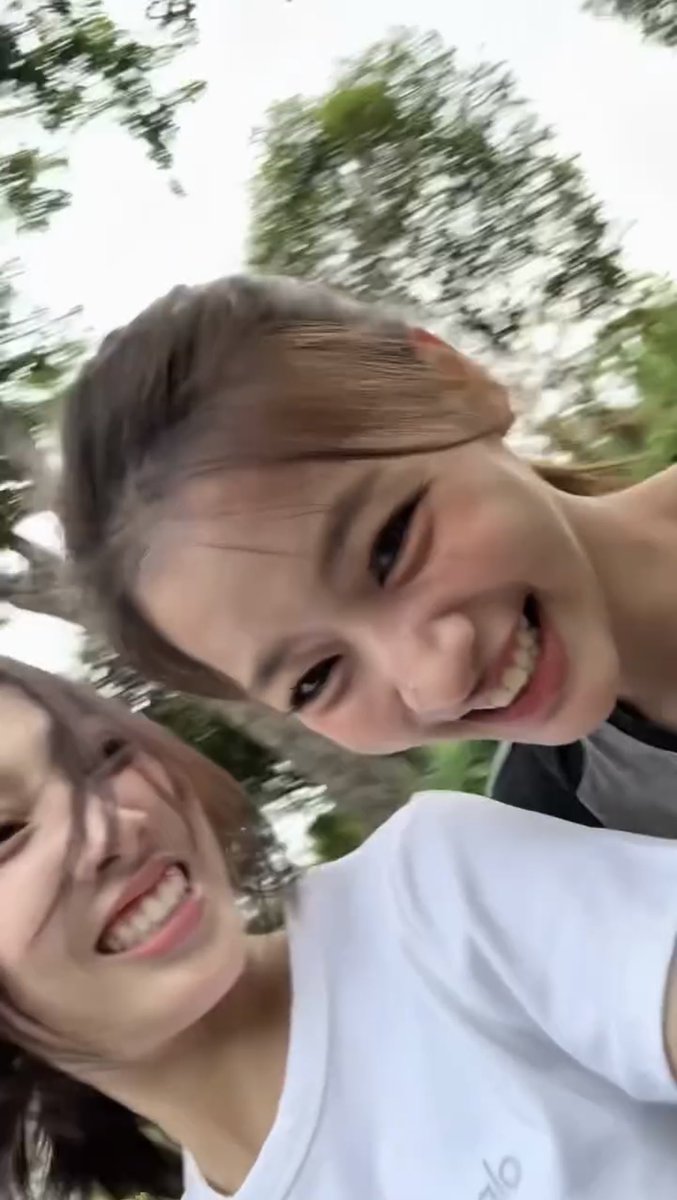 shijuortiz's tweet photo. really love her big smiles the way her whole face just lights up https://t.co/3Rhb7cVoQK