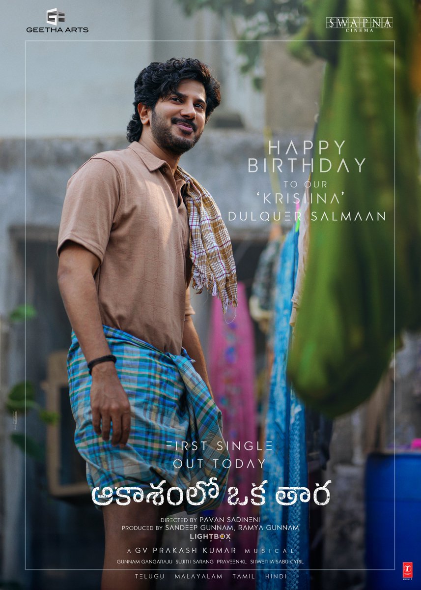 Aneesh_98's tweet photo. Dulquer Salmaan's character in #AakasamLoOkaTara is Krishna. ❤️✨
Wishing our Krishna, @dulQuer, a very Happy Birthday! 🎉🔥
Celebrate with the release of #AOTFirstSingle today! 🫶🏻🎶

#AOTMovie #DulquerSalmaan https://t.co/vVM53p90TU