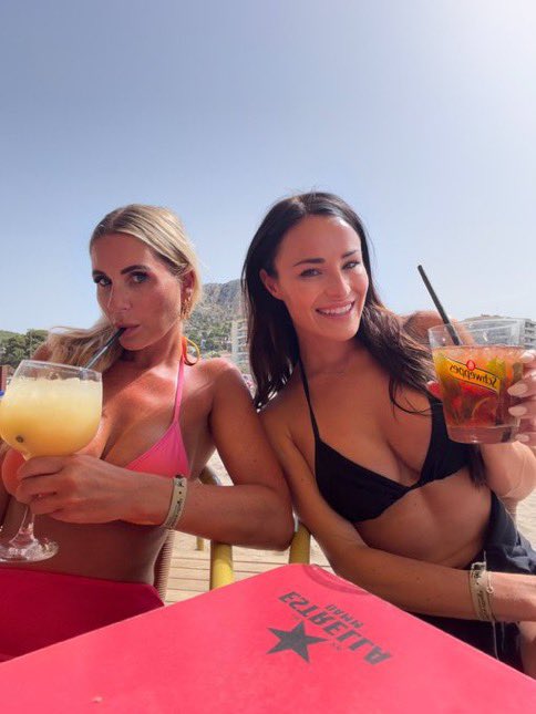 janevalkeringNE's tweet photo. Je gezelligste duo aan de borrel. Like als je erbij wilt zitten 🤪 https://t.co/2oqXzxRlXc