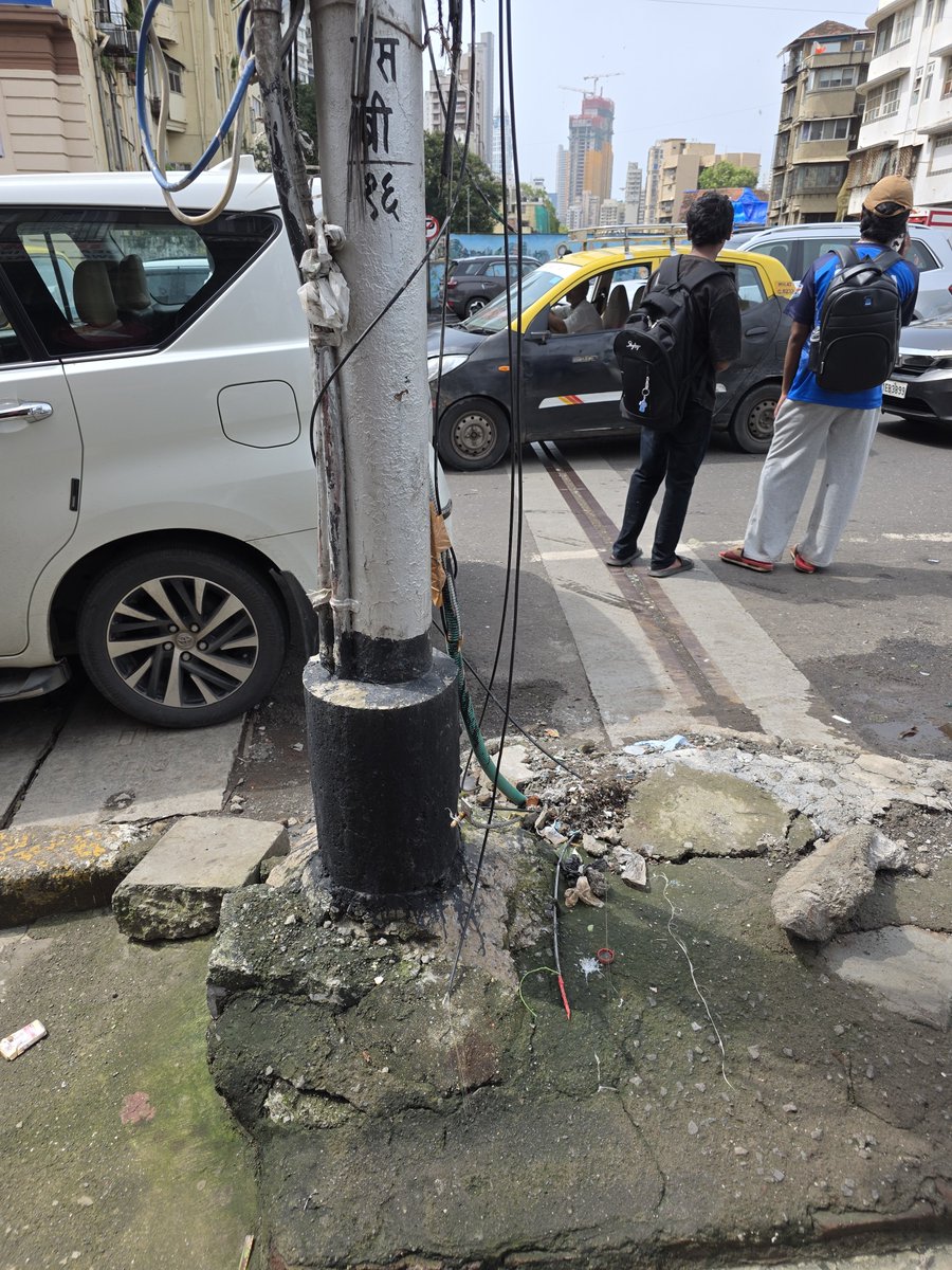 kalpeshcynic's tweet photo. Middle of Warerkar Flyover, Girgaum, Chowpatty (Next to Benne Dosa) in bad condition.

Stagnant water, algea buidup, loose cables.

Mumbai deserves better.

@MyBMC @MyBMCWardD @MyBMCInfra @MPLodha @CMOMaharashtra @Dev_Fadnavis @MIEknathShinde https://t.co/A17fAd1Crq