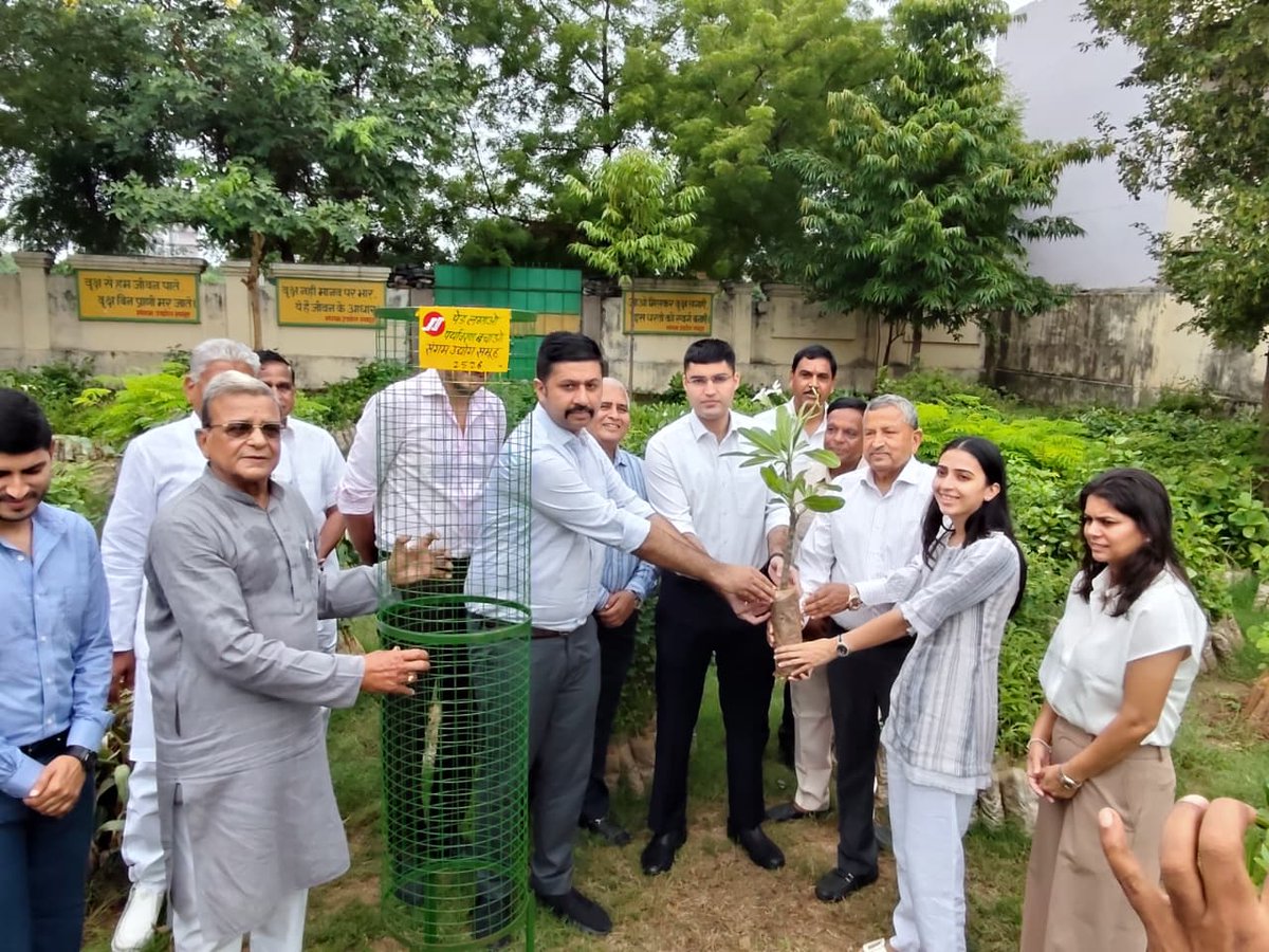 SangamGroup_'s tweet photo. संगम उद्योग समूह की ओर से एक लाख पौधे व 5 हजार ट्री-गार्ड वितरण अभियान -(27-07-2026) https://t.co/Tgf2zmbe6R