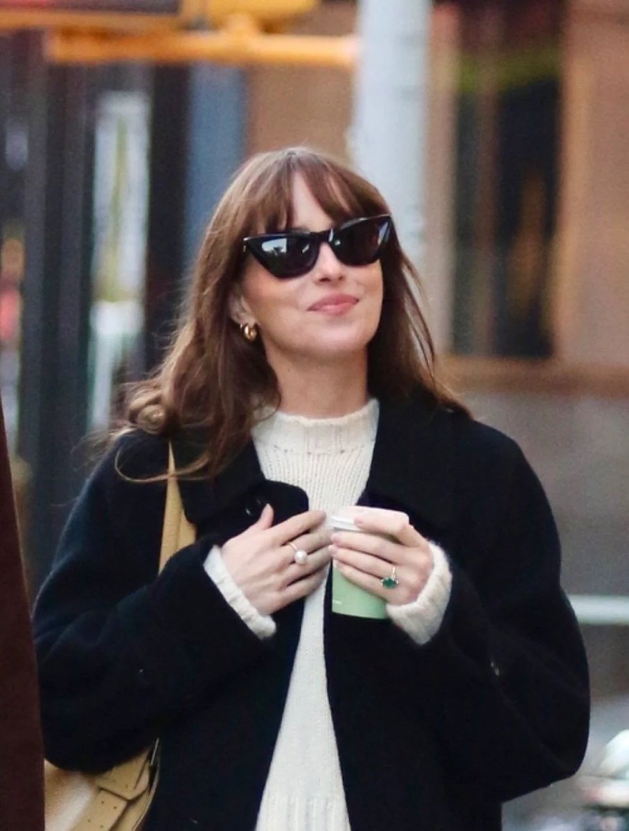 yslgirlx's tweet photo. Dakota johnson https://t.co/cPpl2HTR7R