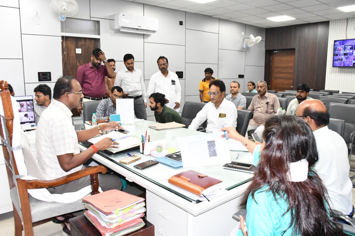 dm_firozabad's tweet photo. आज 'जनता दर्शन' में नागरिकों की समस्याओं को गंभीरता से सुनकर कई प्रकरणों का मौके पर ही निस्तारण किया गया। शेष मामलों के गुणवत्तापूर्ण एवं समयबद्ध समाधान हेतु संबंधित अधिकारियों को आवश्यक दिशा-निर्देश दिए।
@UPGovt @InfoDeptUP @CMOfficeUP https://t.co/p2HSvAbTQe