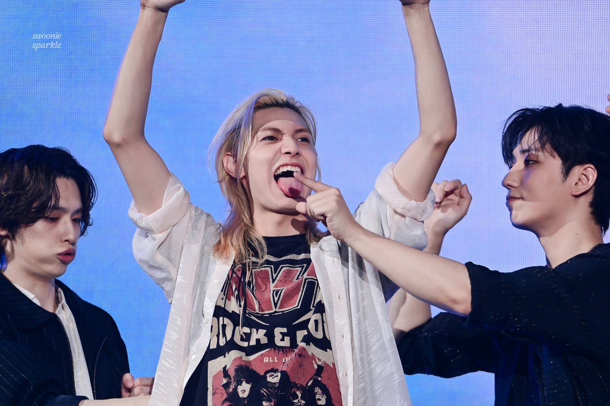 swooniesparkle's tweet photo. 260725. ACON
👅🤏 
#XdinaryHeroes #엑스디너리히어로즈 
#Jooyeon #주연 #Gunil #건일 #Gaon #가온 #엑디즈 https://t.co/KqRt1UfMhn