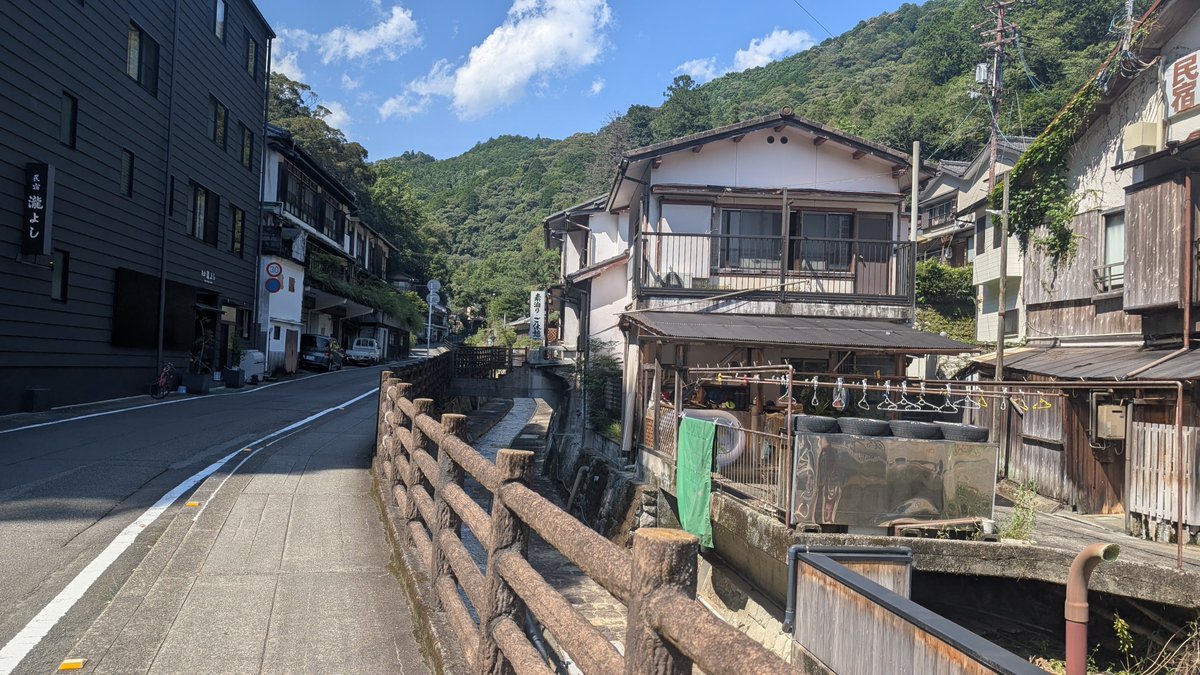 jcahiro's tweet photo. 湯の峰温泉
つぼ湯聞いたら30分ほど利用なし
お湯絶対熱いやつ

一般湯で外国の父と子
子がシャワーを使いヘッドを床に
床は石鹸の泡まみれ

洗い流しシャワーヘッドをとる時に
おい‼️と言うと父親がやってきてなんか言うてる

わからんのでア？って言ったら

ありがとうと言われたが
外国ではいいの https://t.co/xceF5mjIC4
