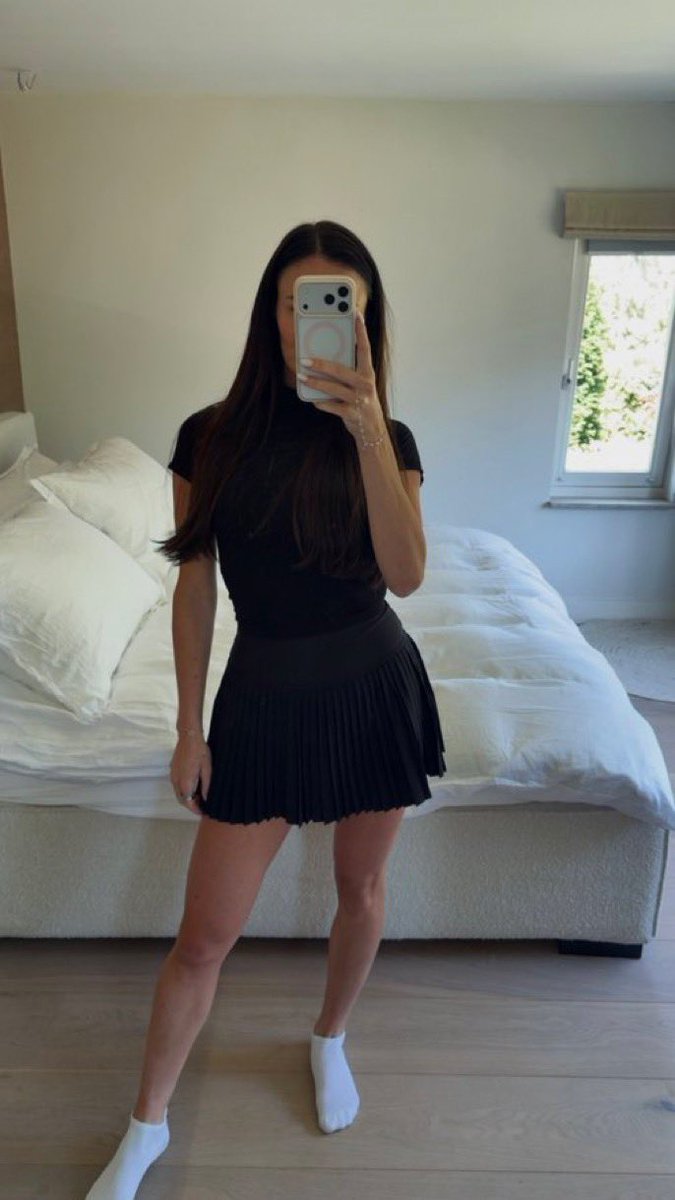 janevalkeringNE's tweet photo. Mijn padel kunsten zijn vreselijk dus ik hoop dat deze outfit iedereen afleidt 🤪 https://t.co/7PTX3CcJ9R