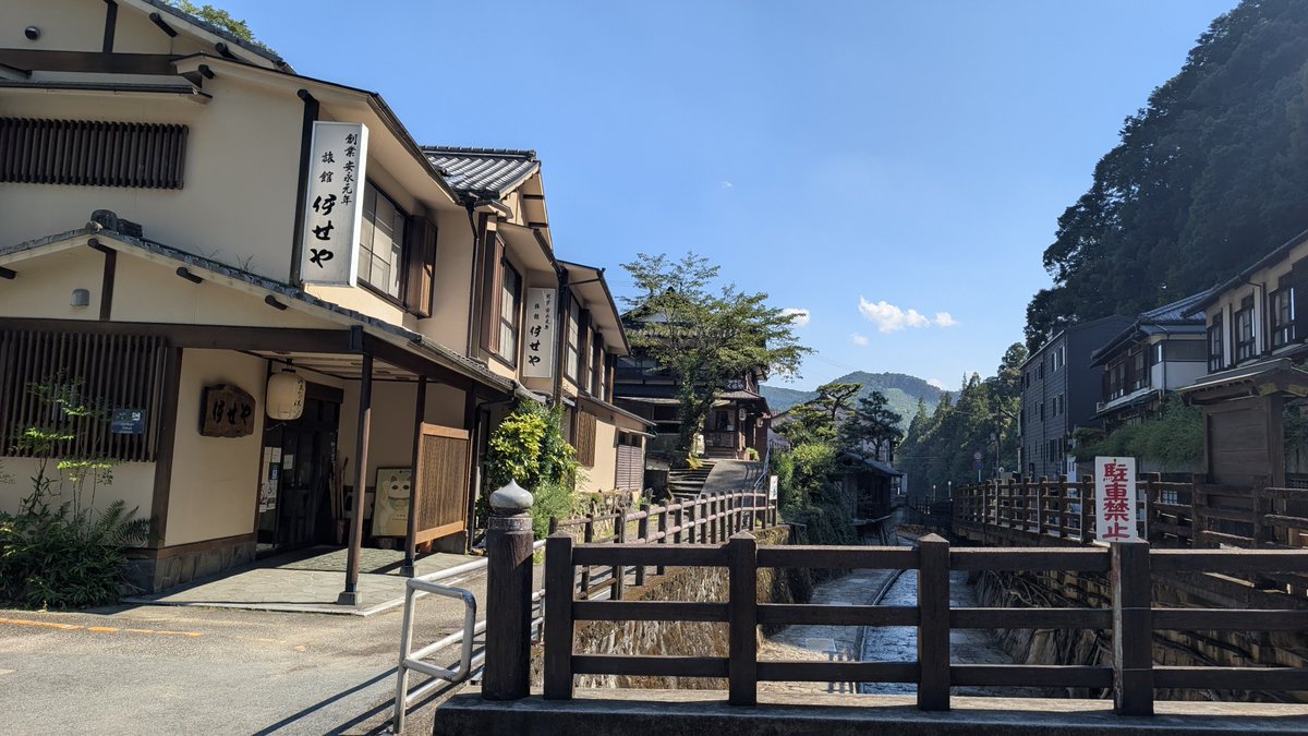 jcahiro's tweet photo. 湯の峰温泉
つぼ湯聞いたら30分ほど利用なし
お湯絶対熱いやつ

一般湯で外国の父と子
子がシャワーを使いヘッドを床に
床は石鹸の泡まみれ

洗い流しシャワーヘッドをとる時に
おい‼️と言うと父親がやってきてなんか言うてる

わからんのでア？って言ったら

ありがとうと言われたが
外国ではいいの https://t.co/xceF5mjIC4