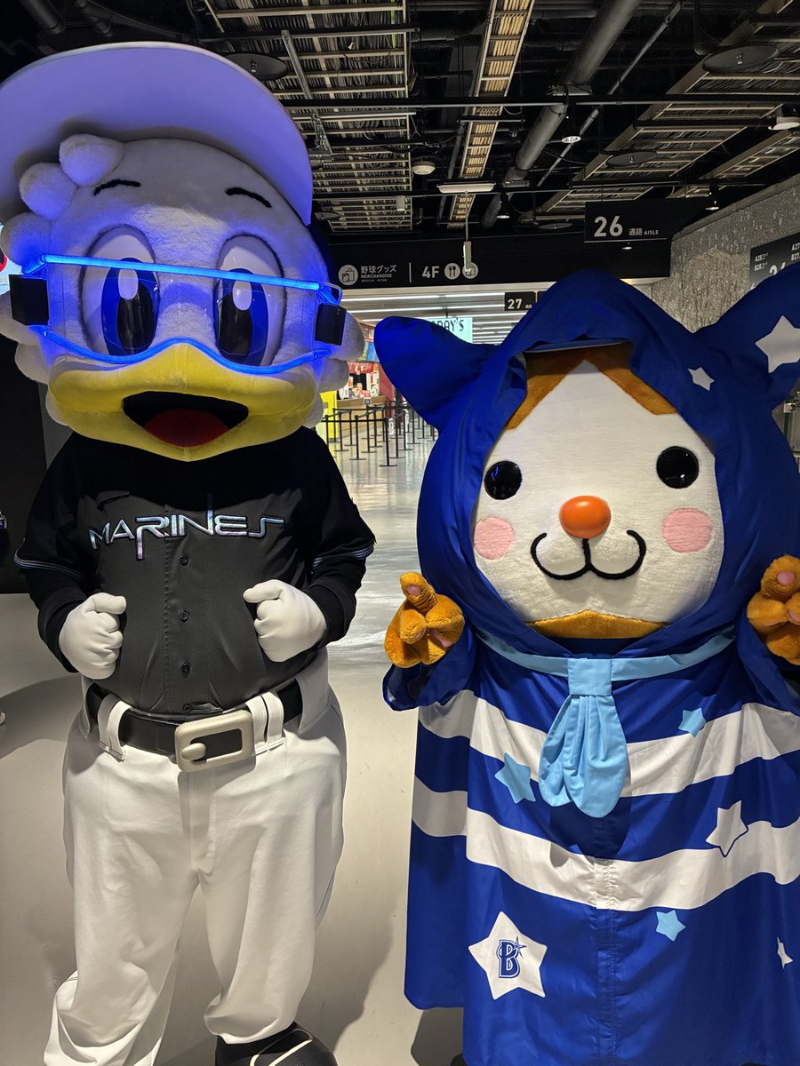 ydb_yokohama's tweet photo. 【マイナビオールスターゲーム2026 第1戦】

 #スラィリー と #マーくん とツーショット📷✨

ピースがむずかしい #スターマン
#オールスター
#baystars https://t.co/x0y73lPc5r