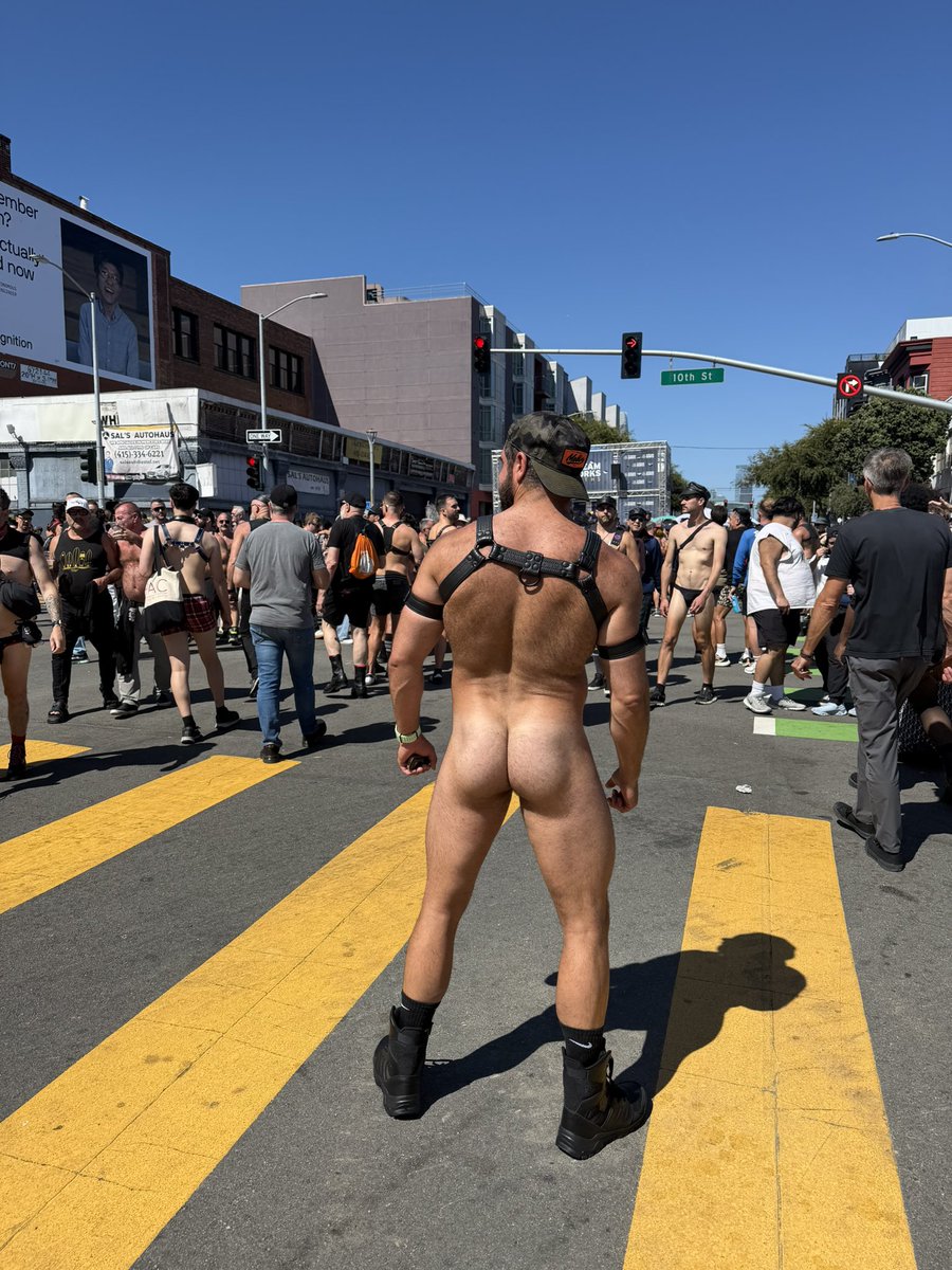 Voyager254's tweet photo. Showing off at #dorealley 

#dore #sanfrancisco #gaymuscle #hairy https://t.co/Kj9h6mwgRe