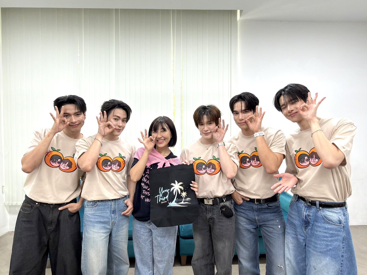 YourThirdSeries's tweet photo. ที่สามของเธอ Your Third Series Press Tour 🌳🍊

ขอบคุณ @Hello_asian และ @_24News_ ที่ให้เกียรติ “แม้ก” “ณฐ” “โอม” “ฟิวส์” และ “เจ็ม” ได้มาร่วมพูดคุย และโปรโมทซีรีส์ “ที่สามของเธอ Your Third Series” ในวันนี้นะครับ 🫶🏻✨

YOUR THIRD PRESS TOUR
#ที่สามของเธอมาเดินสาย https://t.co/2Zp7mGmbp2