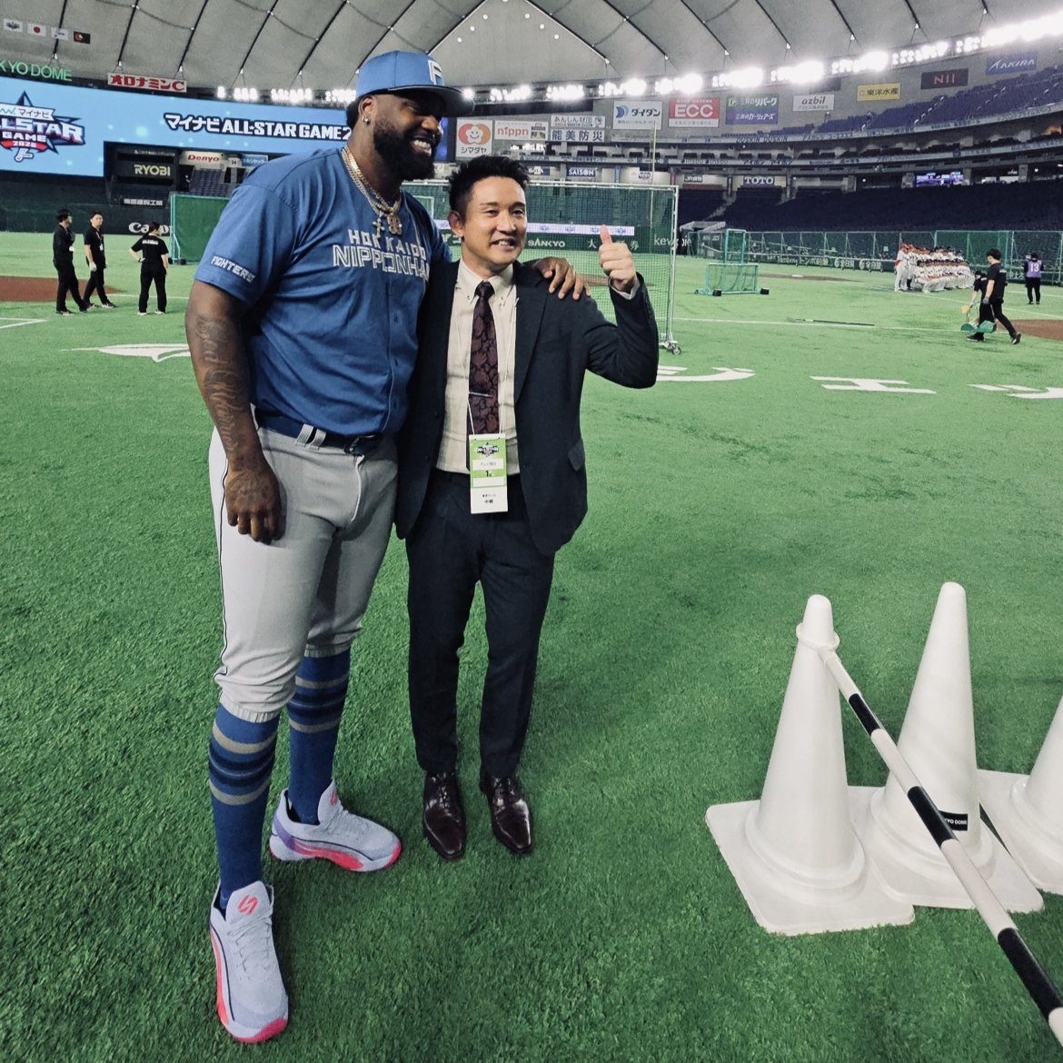 FightersPR's tweet photo. #マイナビオールスターゲーム2026 
レイエス選手が早速交流を深めます！

杉谷拳士さん(@kenshi_sugiya02)と2ショット📸

ライオンズ・ネビン選手との対談は #ファイターズMIRU で！

#lovefighters https://t.co/3Hm9NUSxqC