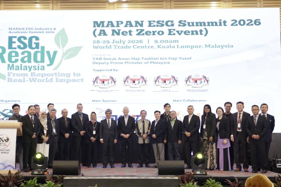 ukm_my's tweet photo. 𝐓𝐢𝐦𝐛𝐚𝐥𝐚𝐧 𝐏𝐞𝐫𝐝𝐚𝐧𝐚 𝐌𝐞𝐧𝐭𝐞𝐫𝐢 𝐑𝐚𝐬𝐦𝐢 𝐒𝐢𝐝𝐚𝐧𝐠 𝐊𝐞𝐦𝐮𝐧𝐜𝐚𝐤 𝐌𝐀𝐏𝐀𝐍 𝟐𝟎𝟐𝟔, 𝐓𝐞𝐠𝐚𝐬𝐤𝐚𝐧 𝐄𝐒𝐆 𝐬𝐞𝐛𝐚𝐠𝐚𝐢 𝐁𝐮𝐝𝐚𝐲𝐚 𝐍𝐚𝐬𝐢𝐨𝐧𝐚𝐥

Timbalan Perdana Menteri merangkap Menteri Peralihan Tenaga dan Transformasi Air (PETRA), Datuk Amar Haji Fadillah Haji Yusof hari ini merasmikan Sidang Kemuncak Industri dan Akademik MAPAN ESG 2026 di Dewan Tun Hussein Onn, World Trade Centre (WTC), Kuala Lumpur.

Persidangan ini adalah kerjasama antara Persatuan Perintis Advokasi Alam Malaysia (MAPAN) dan Universiti Kebangsaan Malaysia (UKM) bagi menyegerakan pelaksanaan agenda ESG di pelbagai sektor selaras dengan aspirasi negara mencapai karbon sifar bersih menjelang tahun 2050.

Penganjuran sidang kemuncak ini menghimpunkan pembuat dasar, penggiat industri, institusi kewangan, ahli akademik, penyelidik, badan profesional dan pertubuhan bukan kerajaan (NGO). 

Timbalan Perdana Menteri, Datuk Amar Haji Fadillah Yusof menegaskan bahawa ESG dijayakan sebagai budaya nasional (way of life) dalam pengurusan organisasi mahupun kehidupan seharian demi memelihara alam sekitar.

Menyokong penuh hasrat berkenaan, Naib Canselor UKM, Prof. Dato’ Dr. Sufian Jusoh, dalam ucapannya, menegaskan bahawa universiti awam memainkan peranan penting dalam mengaplikasikan teori kepada amalan yang boleh terus digunakan oleh pihak industri, kerajaan dan masyarakat.

Majlis turut menyaksikan pelancaran UKM ESG Advisory dan Dasar ESG UKM bagi membantu agensi kerajaan dan industri memperkukuh strategi ESG.

Hadir sama, Penaung MAPAN, Prof. Emeritus Tan Sri Dato’ Dr. Dzulkifli Abdul Razak; Pengasas dan Pengerusi MAPAN, Dr. Ben Ong Joo Hock; Timbalan Naib Canselor (Hal-Ehwal Penyelidikan dan Inovasi) UKM, Prof. Dr. Ismanizan Ismail; serta Pengarah LESTARI UKM, Prof. ChM. Dr. Goh Choo Ta.

#Tekad57
#UniversitiKebangsaanMalaysia 
#ImanIlmuAmal
#UKM 
#UKMSharing