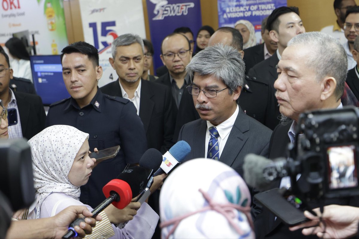 ukm_my's tweet photo. 𝐓𝐢𝐦𝐛𝐚𝐥𝐚𝐧 𝐏𝐞𝐫𝐝𝐚𝐧𝐚 𝐌𝐞𝐧𝐭𝐞𝐫𝐢 𝐑𝐚𝐬𝐦𝐢 𝐒𝐢𝐝𝐚𝐧𝐠 𝐊𝐞𝐦𝐮𝐧𝐜𝐚𝐤 𝐌𝐀𝐏𝐀𝐍 𝟐𝟎𝟐𝟔, 𝐓𝐞𝐠𝐚𝐬𝐤𝐚𝐧 𝐄𝐒𝐆 𝐬𝐞𝐛𝐚𝐠𝐚𝐢 𝐁𝐮𝐝𝐚𝐲𝐚 𝐍𝐚𝐬𝐢𝐨𝐧𝐚𝐥

Timbalan Perdana Menteri merangkap Menteri Peralihan Tenaga dan Transformasi Air (PETRA), Datuk Amar Haji Fadillah Haji Yusof hari ini merasmikan Sidang Kemuncak Industri dan Akademik MAPAN ESG 2026 di Dewan Tun Hussein Onn, World Trade Centre (WTC), Kuala Lumpur.

Persidangan ini adalah kerjasama antara Persatuan Perintis Advokasi Alam Malaysia (MAPAN) dan Universiti Kebangsaan Malaysia (UKM) bagi menyegerakan pelaksanaan agenda ESG di pelbagai sektor selaras dengan aspirasi negara mencapai karbon sifar bersih menjelang tahun 2050.

Penganjuran sidang kemuncak ini menghimpunkan pembuat dasar, penggiat industri, institusi kewangan, ahli akademik, penyelidik, badan profesional dan pertubuhan bukan kerajaan (NGO). 

Timbalan Perdana Menteri, Datuk Amar Haji Fadillah Yusof menegaskan bahawa ESG dijayakan sebagai budaya nasional (way of life) dalam pengurusan organisasi mahupun kehidupan seharian demi memelihara alam sekitar.

Menyokong penuh hasrat berkenaan, Naib Canselor UKM, Prof. Dato’ Dr. Sufian Jusoh, dalam ucapannya, menegaskan bahawa universiti awam memainkan peranan penting dalam mengaplikasikan teori kepada amalan yang boleh terus digunakan oleh pihak industri, kerajaan dan masyarakat.

Majlis turut menyaksikan pelancaran UKM ESG Advisory dan Dasar ESG UKM bagi membantu agensi kerajaan dan industri memperkukuh strategi ESG.

Hadir sama, Penaung MAPAN, Prof. Emeritus Tan Sri Dato’ Dr. Dzulkifli Abdul Razak; Pengasas dan Pengerusi MAPAN, Dr. Ben Ong Joo Hock; Timbalan Naib Canselor (Hal-Ehwal Penyelidikan dan Inovasi) UKM, Prof. Dr. Ismanizan Ismail; serta Pengarah LESTARI UKM, Prof. ChM. Dr. Goh Choo Ta.

#Tekad57
#UniversitiKebangsaanMalaysia 
#ImanIlmuAmal
#UKM 
#UKMSharing