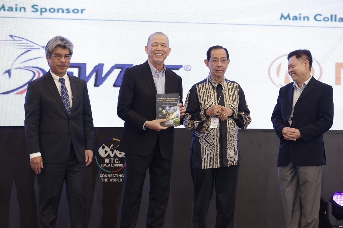 ukm_my's tweet photo. 𝐓𝐢𝐦𝐛𝐚𝐥𝐚𝐧 𝐏𝐞𝐫𝐝𝐚𝐧𝐚 𝐌𝐞𝐧𝐭𝐞𝐫𝐢 𝐑𝐚𝐬𝐦𝐢 𝐒𝐢𝐝𝐚𝐧𝐠 𝐊𝐞𝐦𝐮𝐧𝐜𝐚𝐤 𝐌𝐀𝐏𝐀𝐍 𝟐𝟎𝟐𝟔, 𝐓𝐞𝐠𝐚𝐬𝐤𝐚𝐧 𝐄𝐒𝐆 𝐬𝐞𝐛𝐚𝐠𝐚𝐢 𝐁𝐮𝐝𝐚𝐲𝐚 𝐍𝐚𝐬𝐢𝐨𝐧𝐚𝐥

Timbalan Perdana Menteri merangkap Menteri Peralihan Tenaga dan Transformasi Air (PETRA), Datuk Amar Haji Fadillah Haji Yusof hari ini merasmikan Sidang Kemuncak Industri dan Akademik MAPAN ESG 2026 di Dewan Tun Hussein Onn, World Trade Centre (WTC), Kuala Lumpur.

Persidangan ini adalah kerjasama antara Persatuan Perintis Advokasi Alam Malaysia (MAPAN) dan Universiti Kebangsaan Malaysia (UKM) bagi menyegerakan pelaksanaan agenda ESG di pelbagai sektor selaras dengan aspirasi negara mencapai karbon sifar bersih menjelang tahun 2050.

Penganjuran sidang kemuncak ini menghimpunkan pembuat dasar, penggiat industri, institusi kewangan, ahli akademik, penyelidik, badan profesional dan pertubuhan bukan kerajaan (NGO). 

Timbalan Perdana Menteri, Datuk Amar Haji Fadillah Yusof menegaskan bahawa ESG dijayakan sebagai budaya nasional (way of life) dalam pengurusan organisasi mahupun kehidupan seharian demi memelihara alam sekitar.

Menyokong penuh hasrat berkenaan, Naib Canselor UKM, Prof. Dato’ Dr. Sufian Jusoh, dalam ucapannya, menegaskan bahawa universiti awam memainkan peranan penting dalam mengaplikasikan teori kepada amalan yang boleh terus digunakan oleh pihak industri, kerajaan dan masyarakat.

Majlis turut menyaksikan pelancaran UKM ESG Advisory dan Dasar ESG UKM bagi membantu agensi kerajaan dan industri memperkukuh strategi ESG.

Hadir sama, Penaung MAPAN, Prof. Emeritus Tan Sri Dato’ Dr. Dzulkifli Abdul Razak; Pengasas dan Pengerusi MAPAN, Dr. Ben Ong Joo Hock; Timbalan Naib Canselor (Hal-Ehwal Penyelidikan dan Inovasi) UKM, Prof. Dr. Ismanizan Ismail; serta Pengarah LESTARI UKM, Prof. ChM. Dr. Goh Choo Ta.

#Tekad57
#UniversitiKebangsaanMalaysia 
#ImanIlmuAmal
#UKM 
#UKMSharing