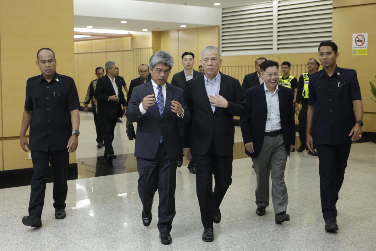 ukm_my's tweet photo. 𝐓𝐢𝐦𝐛𝐚𝐥𝐚𝐧 𝐏𝐞𝐫𝐝𝐚𝐧𝐚 𝐌𝐞𝐧𝐭𝐞𝐫𝐢 𝐑𝐚𝐬𝐦𝐢 𝐒𝐢𝐝𝐚𝐧𝐠 𝐊𝐞𝐦𝐮𝐧𝐜𝐚𝐤 𝐌𝐀𝐏𝐀𝐍 𝟐𝟎𝟐𝟔, 𝐓𝐞𝐠𝐚𝐬𝐤𝐚𝐧 𝐄𝐒𝐆 𝐬𝐞𝐛𝐚𝐠𝐚𝐢 𝐁𝐮𝐝𝐚𝐲𝐚 𝐍𝐚𝐬𝐢𝐨𝐧𝐚𝐥

Timbalan Perdana Menteri merangkap Menteri Peralihan Tenaga dan Transformasi Air (PETRA), Datuk Amar Haji Fadillah Haji Yusof hari ini merasmikan Sidang Kemuncak Industri dan Akademik MAPAN ESG 2026 di Dewan Tun Hussein Onn, World Trade Centre (WTC), Kuala Lumpur.

Persidangan ini adalah kerjasama antara Persatuan Perintis Advokasi Alam Malaysia (MAPAN) dan Universiti Kebangsaan Malaysia (UKM) bagi menyegerakan pelaksanaan agenda ESG di pelbagai sektor selaras dengan aspirasi negara mencapai karbon sifar bersih menjelang tahun 2050.

Penganjuran sidang kemuncak ini menghimpunkan pembuat dasar, penggiat industri, institusi kewangan, ahli akademik, penyelidik, badan profesional dan pertubuhan bukan kerajaan (NGO). 

Timbalan Perdana Menteri, Datuk Amar Haji Fadillah Yusof menegaskan bahawa ESG dijayakan sebagai budaya nasional (way of life) dalam pengurusan organisasi mahupun kehidupan seharian demi memelihara alam sekitar.

Menyokong penuh hasrat berkenaan, Naib Canselor UKM, Prof. Dato’ Dr. Sufian Jusoh, dalam ucapannya, menegaskan bahawa universiti awam memainkan peranan penting dalam mengaplikasikan teori kepada amalan yang boleh terus digunakan oleh pihak industri, kerajaan dan masyarakat.

Majlis turut menyaksikan pelancaran UKM ESG Advisory dan Dasar ESG UKM bagi membantu agensi kerajaan dan industri memperkukuh strategi ESG.

Hadir sama, Penaung MAPAN, Prof. Emeritus Tan Sri Dato’ Dr. Dzulkifli Abdul Razak; Pengasas dan Pengerusi MAPAN, Dr. Ben Ong Joo Hock; Timbalan Naib Canselor (Hal-Ehwal Penyelidikan dan Inovasi) UKM, Prof. Dr. Ismanizan Ismail; serta Pengarah LESTARI UKM, Prof. ChM. Dr. Goh Choo Ta.

#Tekad57
#UniversitiKebangsaanMalaysia 
#ImanIlmuAmal
#UKM 
#UKMSharing