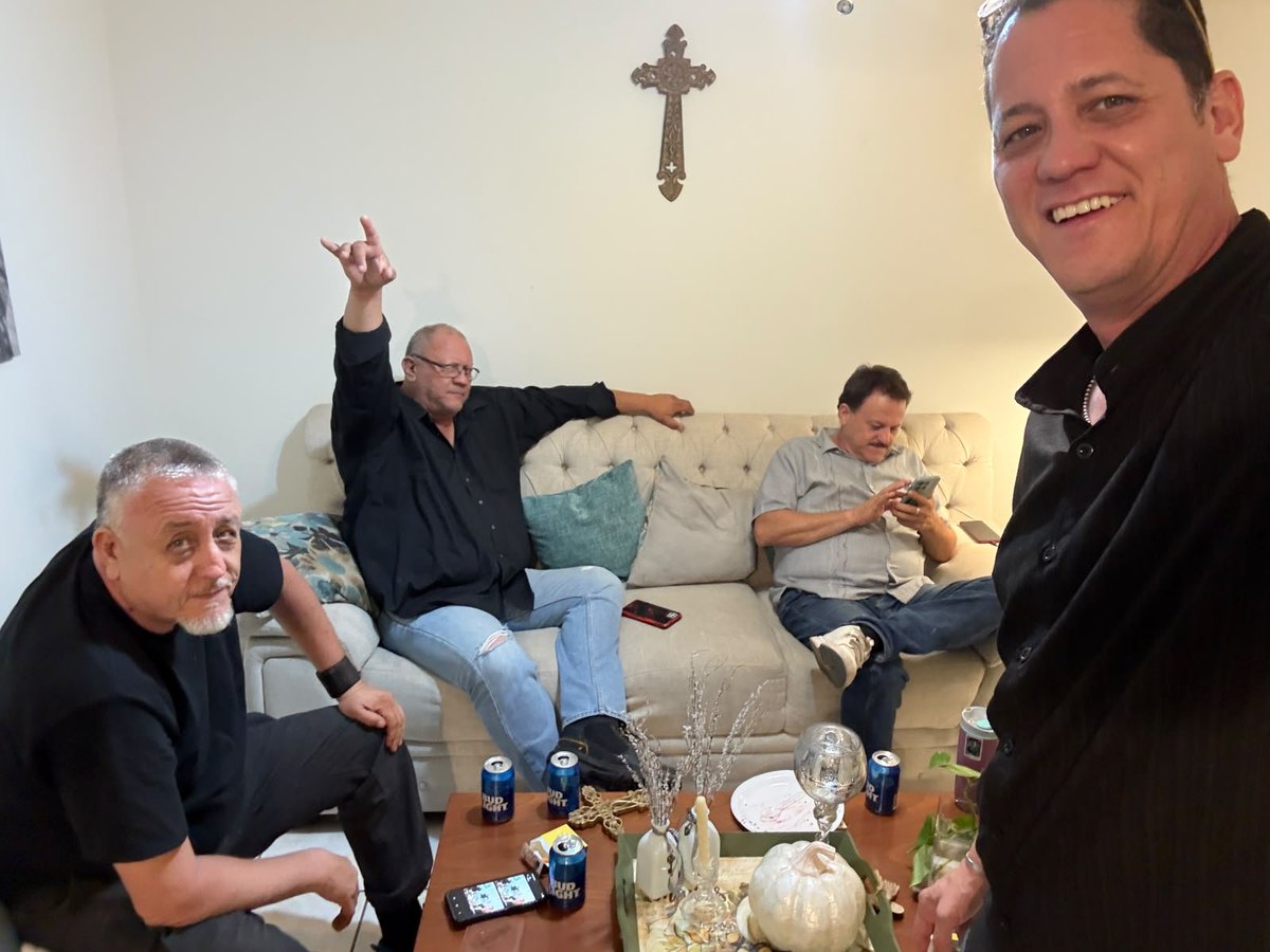 jbmitos's tweet photo. Mas que reunión de hermanos, parece área del Asilo San Pablo (Con todo respeto a los del asilo que se ven mas jóvenes que nosotros jajaja) Se juntaron los DÍAZ AYOUB cumpleaños de nuestra JEFA...
@CarlosDiazAyoub @Enrique87399833 https://t.co/PzdJQ4lcxc