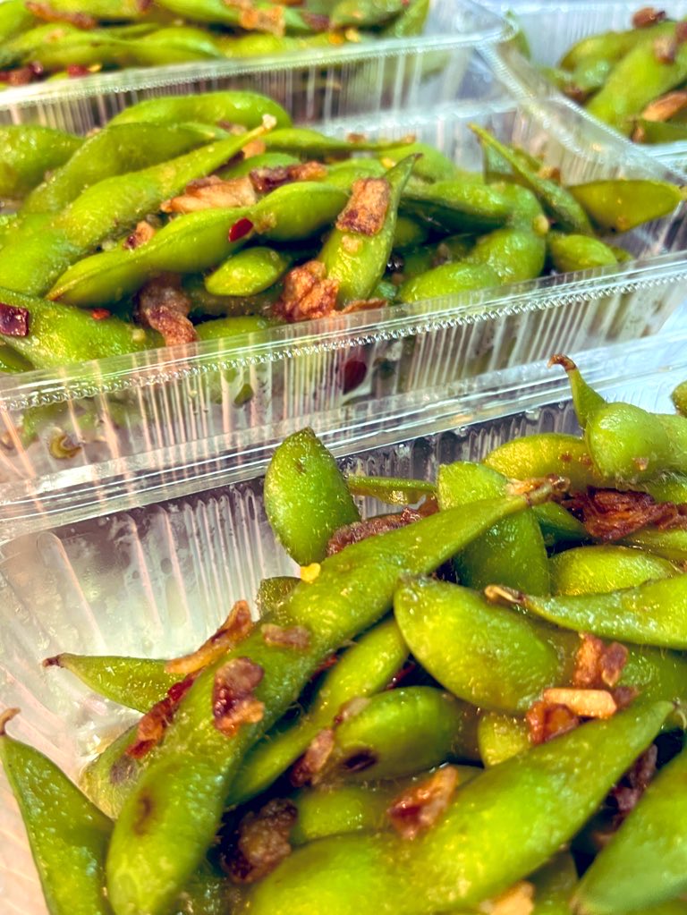 nikunoosouzai's tweet photo. 世の中には食べ始めたら止まらない、無限に食べ続けてしまう無限おかずなるものが存在するという。
お待たせしました、枝豆ペペロンチーノ、スタートです。昨年一部の熱狂的なファンを虜にしたとか、しないとか。

今週も土曜日まで営業です。お待ちしております。 https://t.co/ldfC2laQ2j