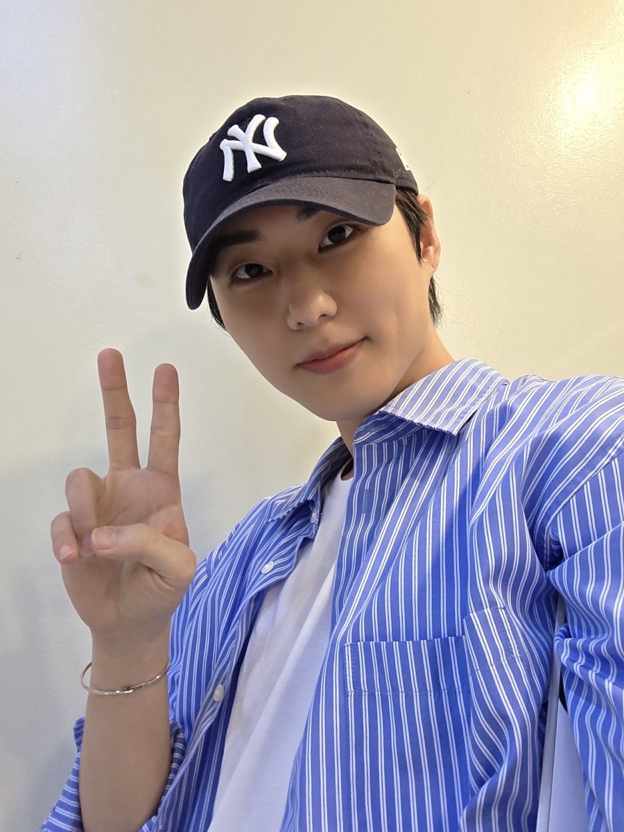 day6official's tweet photo. [ #DAY6_BEHIND ]

My Day♡゛
오늘 '폴킴의 가요광장'도 잘 봤어요?
그렇다면 오늘부터 내꼬행 🩵

#DAY6 #데이식스
#YoungK #영케이
#KBSCoolFM #폴킴의가요광장 https://t.co/owD0iBJ074