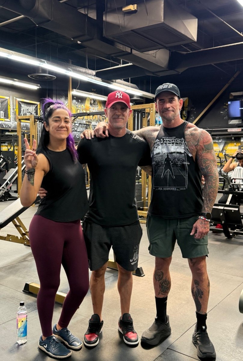 RomanEra0's tweet photo. Bayley working out with CM Punk today 🏋💪 https://t.co/sGDG3RwiZ0