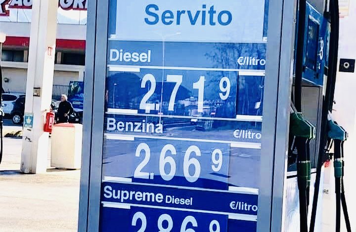 MarcoRizzoDSP's tweet photo. Pensiamo a quanto costerebbero di meno i carburanti se non avessimo dovuto spendere 13 miliardi di euro per l’Ucraina, dove, dal 1 marzo 2026,sono aumentate le pensioni del 12%. https://t.co/OCOFCOaLT6