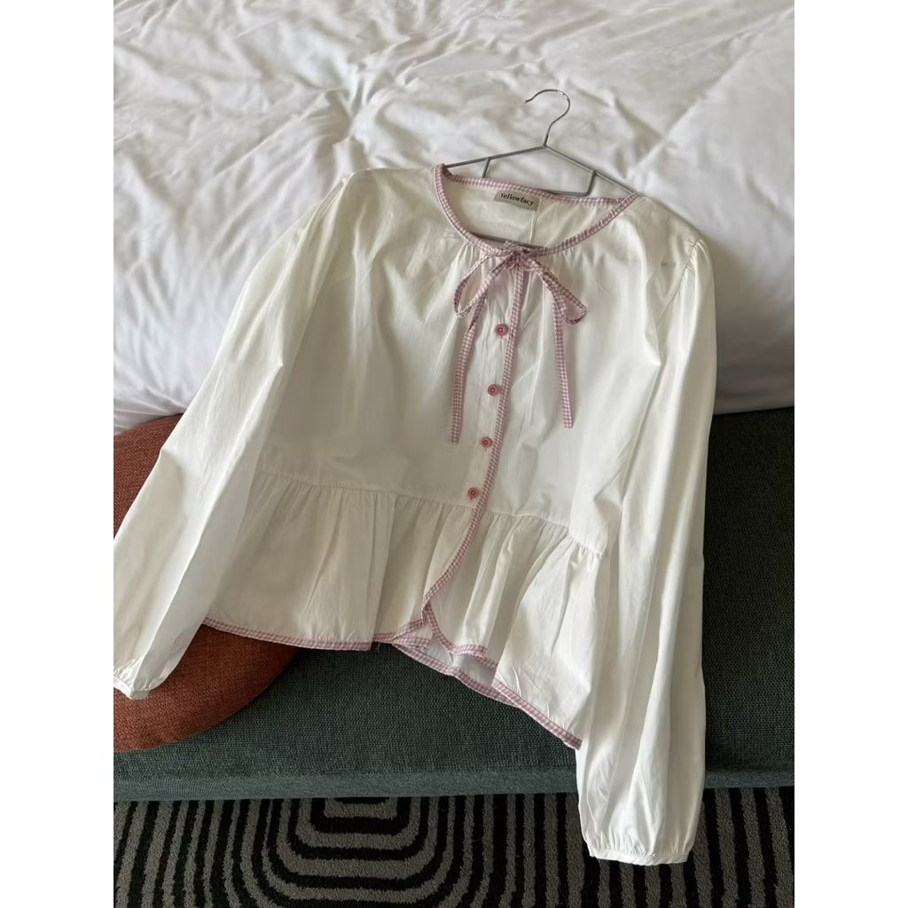 fillwithbliss's tweet photo. Ada tipe baju yg langsung bikin aura kita kelihatan kaya 'cewek baik-baik, adem, dan ramah'. Vibe 'cewek adem' itu biasanya lahir dari kombinasi warna earthy/pastel sama bahan blouse yang jatuh halus. Blouse ini lah definisi 'baju cewek adem' itu. 
🛒 https://t.co/ezlDSDzG3w https://t.co/aZZHY9Q9IC