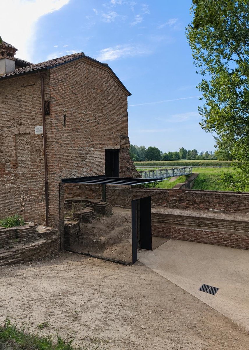 ComuneDiFerrara's tweet photo. 🏛️ Porta degli Angeli sta per diventare l'hub UNESCO di Ferrara.

Lavori quasi conclusi: nuovo volume in acciaio specchiante, rampe per l'accessibilità e percorsi multimediali per raccontare la città del Rinascimento e il suo Delta del Po. https://t.co/eOT1tvvB8N