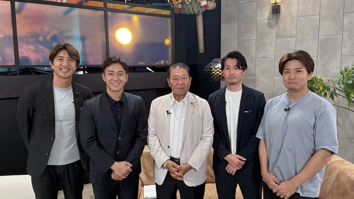 shiro_yaiyai's tweet photo. 斎藤佑樹さん、二宮清純さん、鍛治舎巧さん、田中大貴さん、クーニンさんと高校野球をテーマにしたYouTube番組でご一緒させていただきました。

私以外はみなさん有名な方で、テレビやYouTubeで話し慣れていらっしゃる方々ばかり。

初のYouTubeにかなり緊張して、終わってから「あー、もっとこんなこと言えばよかった」とか、間違ったこと話してしまったことに後から気づいてテロップで修正をお願いしてしまったり、、、

こういう機会をまたいただけるよう、トーク力も磨いていかないといけないと痛感しました。

SPORTS101、明日29日に公開されるそうです。ご覧いただければ幸いです。

https://t.co/mXLvk0fAaW

https://t.co/mXLvk0fAaW