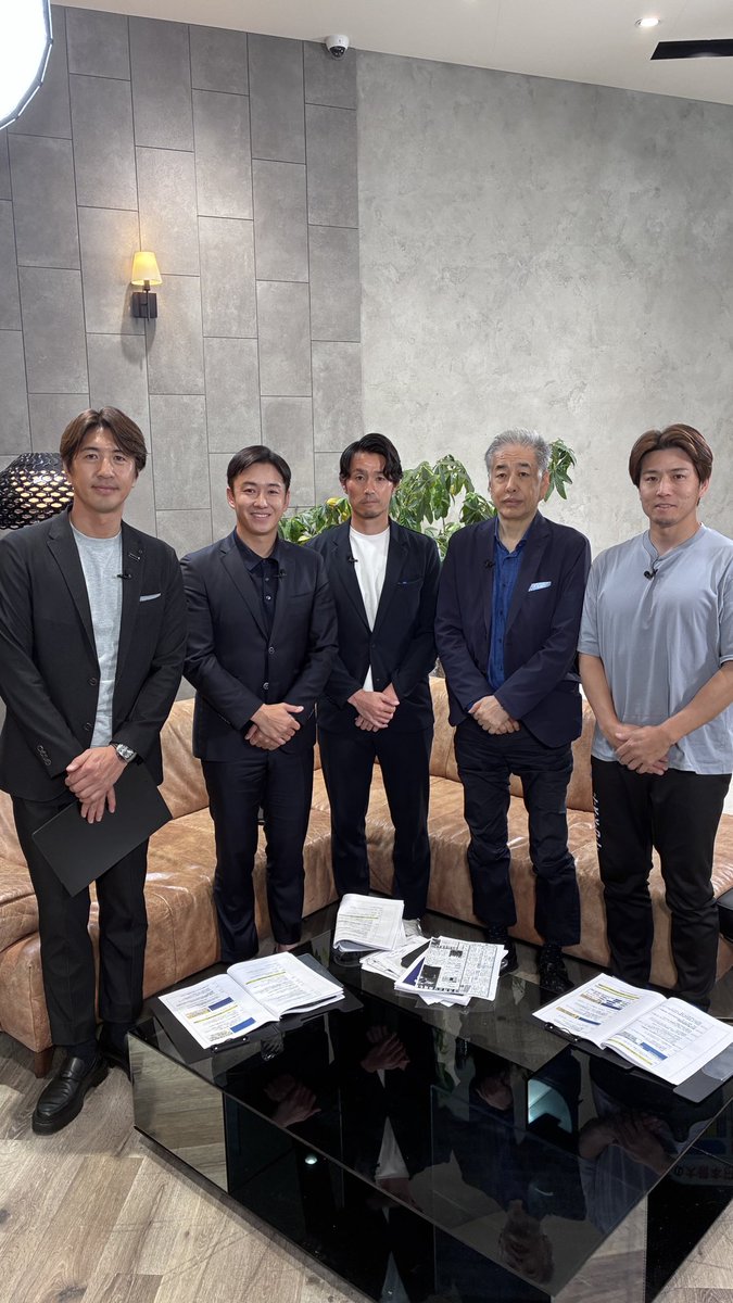 shiro_yaiyai's tweet photo. 斎藤佑樹さん、二宮清純さん、鍛治舎巧さん、田中大貴さん、クーニンさんと高校野球をテーマにしたYouTube番組でご一緒させていただきました。

私以外はみなさん有名な方で、テレビやYouTubeで話し慣れていらっしゃる方々ばかり。

初のYouTubeにかなり緊張して、終わってから「あー、もっとこんなこと言えばよかった」とか、間違ったこと話してしまったことに後から気づいてテロップで修正をお願いしてしまったり、、、

こういう機会をまたいただけるよう、トーク力も磨いていかないといけないと痛感しました。

SPORTS101、明日29日に公開されるそうです。ご覧いただければ幸いです。

https://t.co/mXLvk0fAaW

https://t.co/mXLvk0fAaW