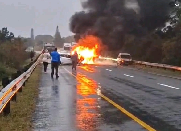 TrafficSA's tweet photo. Eastern Cape - N2 Route: #FatalCrash north of KuGompo City (East London) https://t.co/6MmaiUp5a6